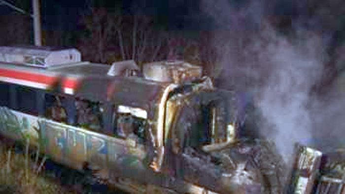 В изгорелия влак пътуваха 95 пътници, които машинистът успя да изведе невредими