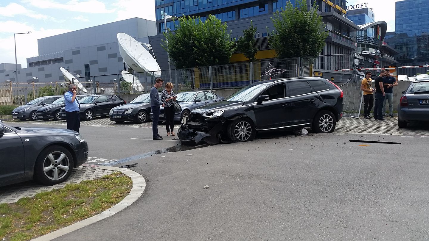 Жена прелетя с колата си през паркинг на мол в София