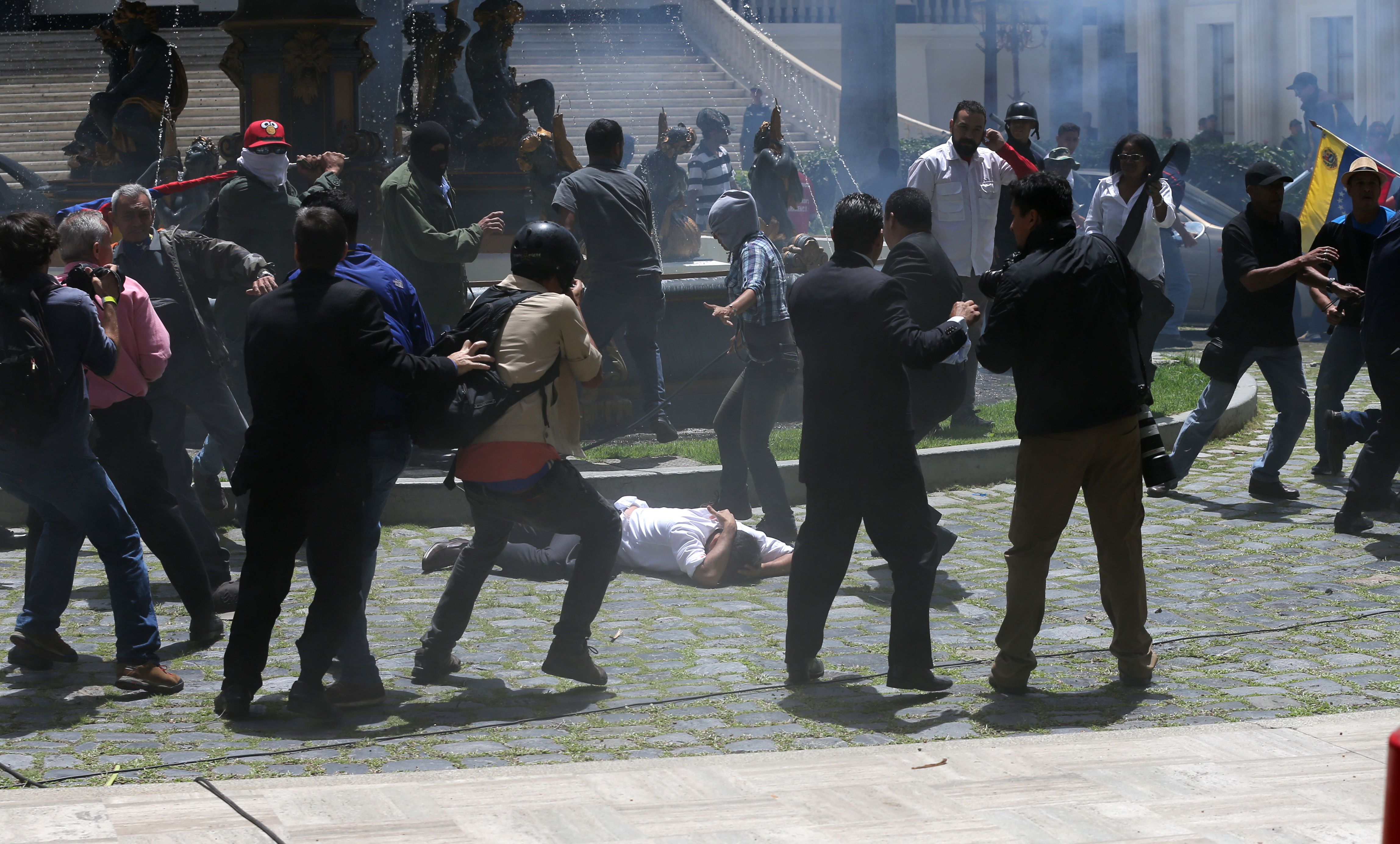 Щурмуваха парламента на Венецуела, има ранени