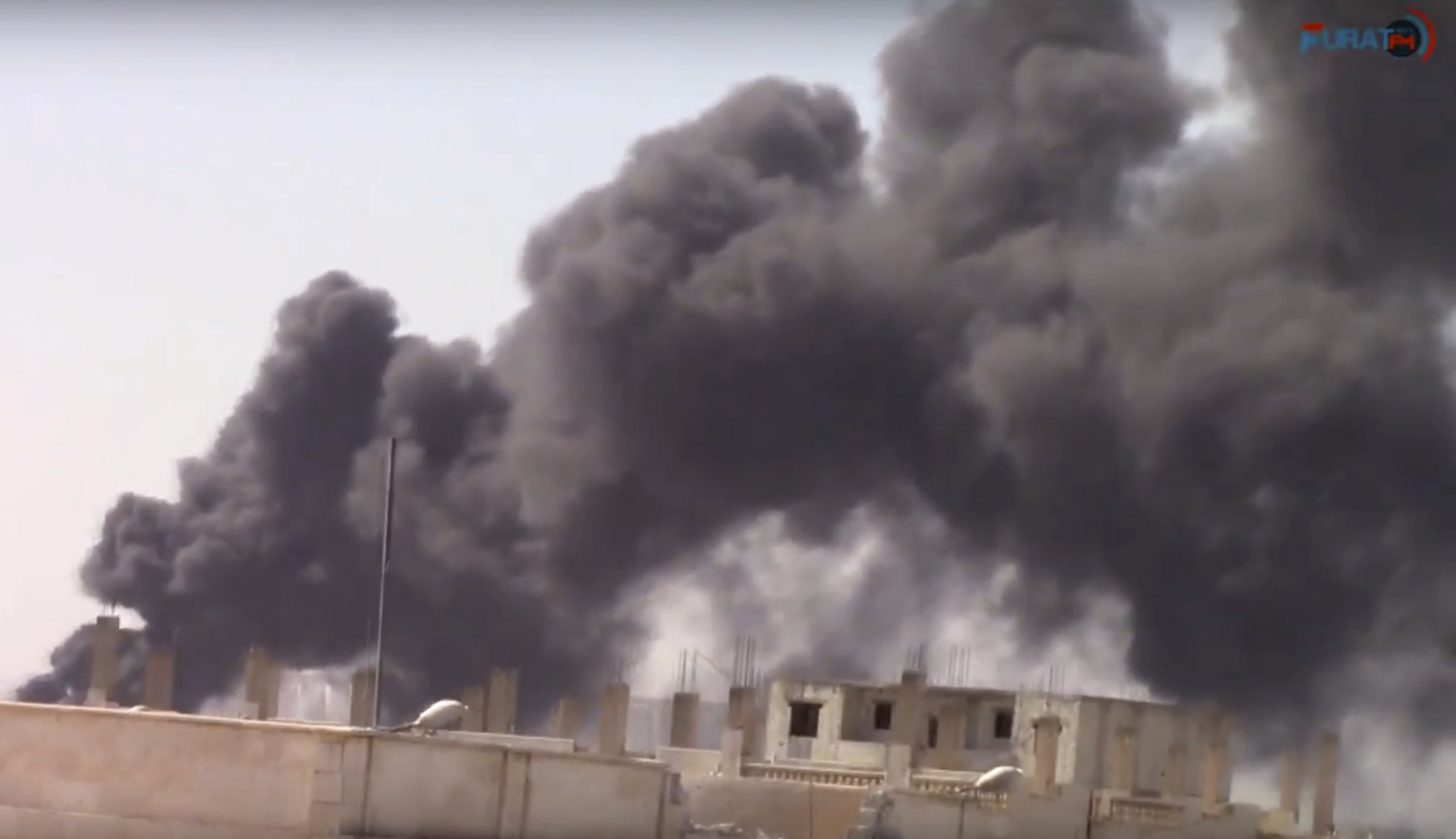 Стълбове дим се издигат в старата част на Ракка