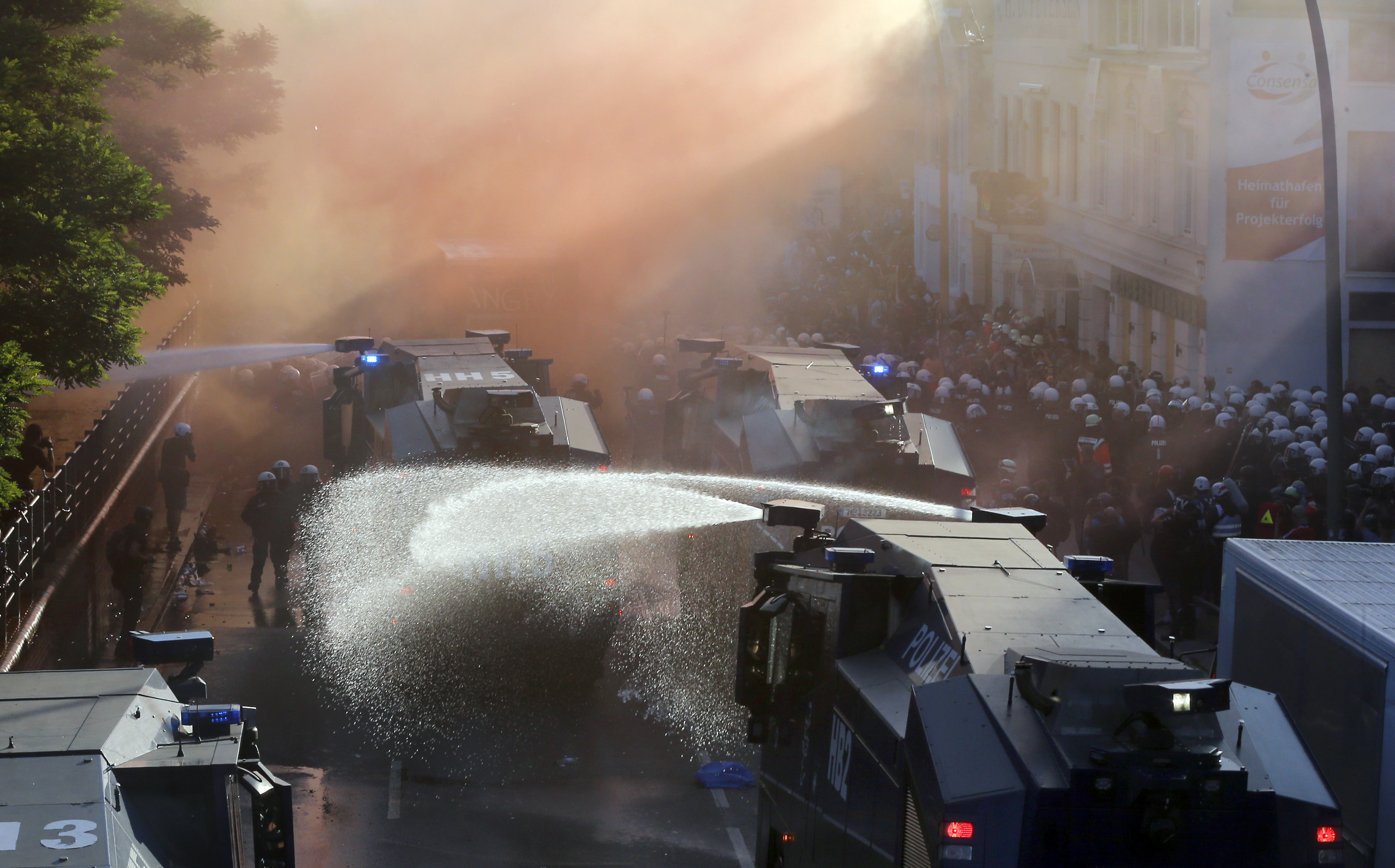 Сблъсъци между полицията и протестиращи срещу Г-20