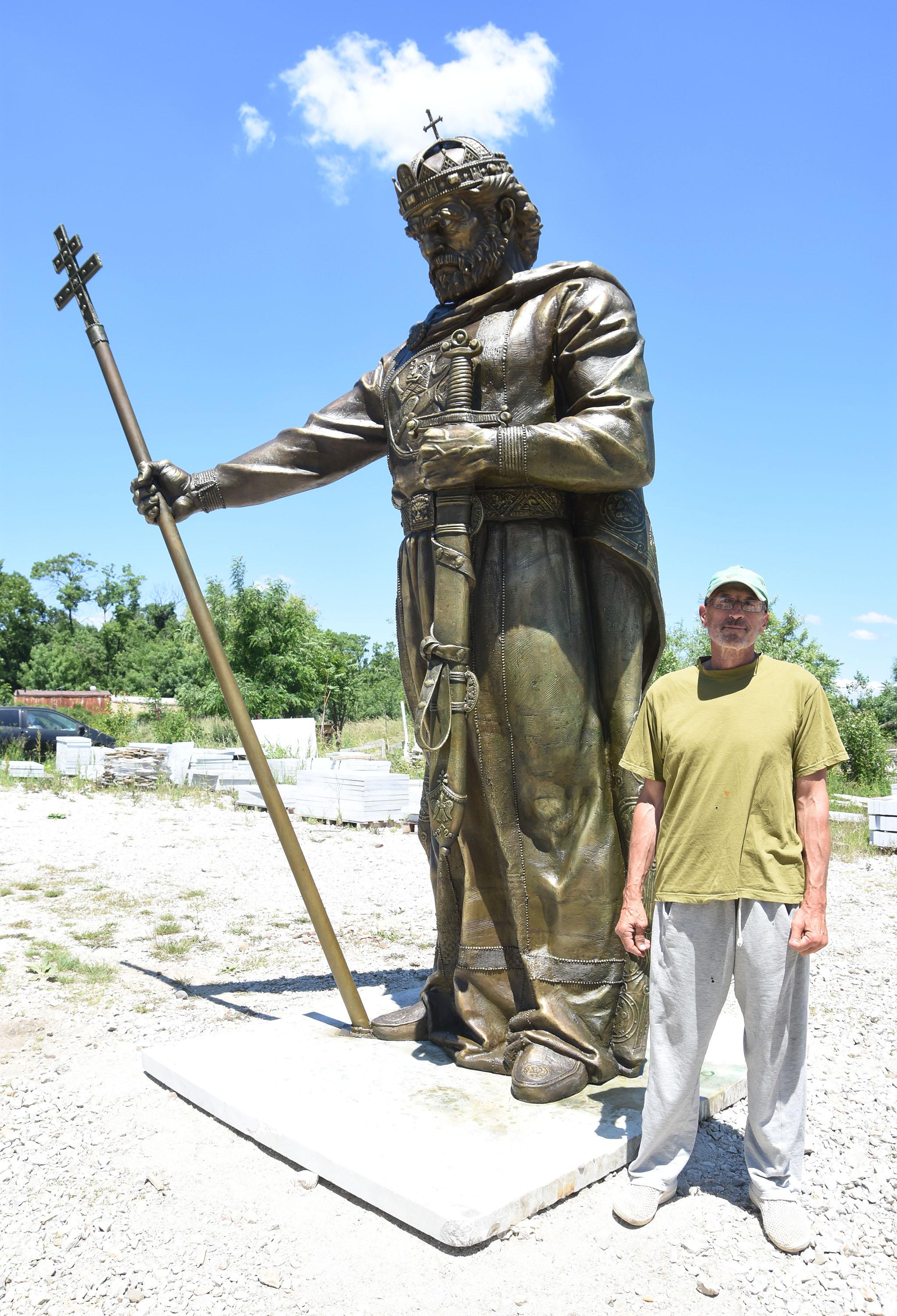 Скулпторът Александър Хайтов и статуята му цар Самуил
