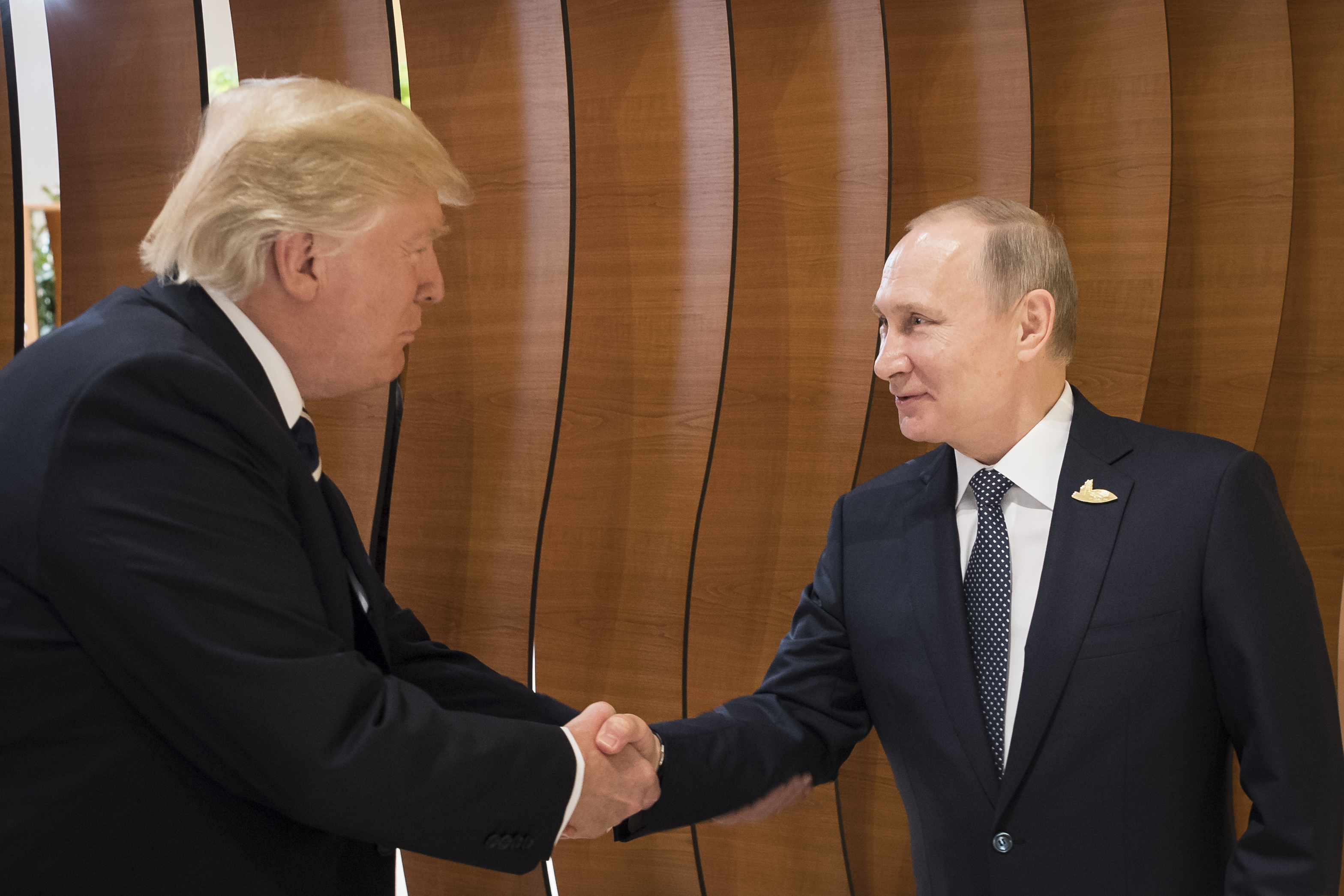 Първо ръкостискане на Тръмп и Путин в Хамбург; после едва ли някой ги е преброил