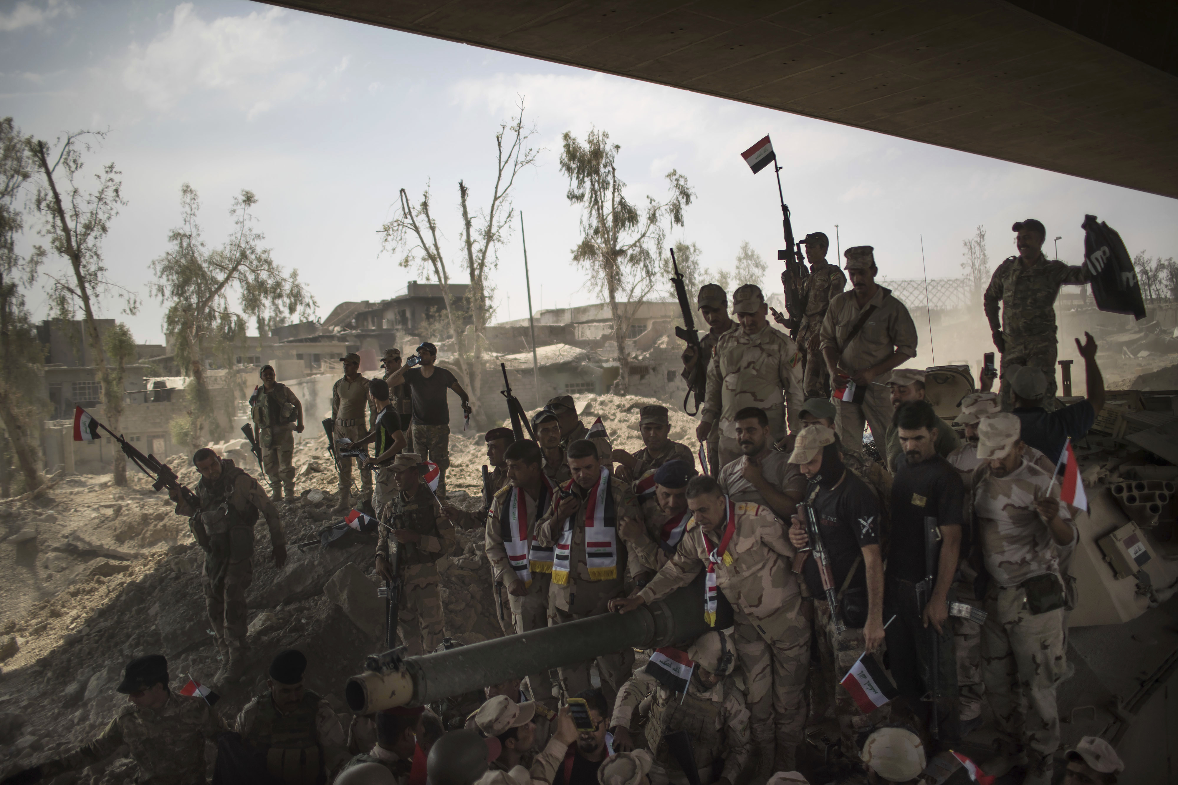 Иракските сили достигнаха брега на река Тигър в Стария град на Мосул, с което спечелиха битката за града