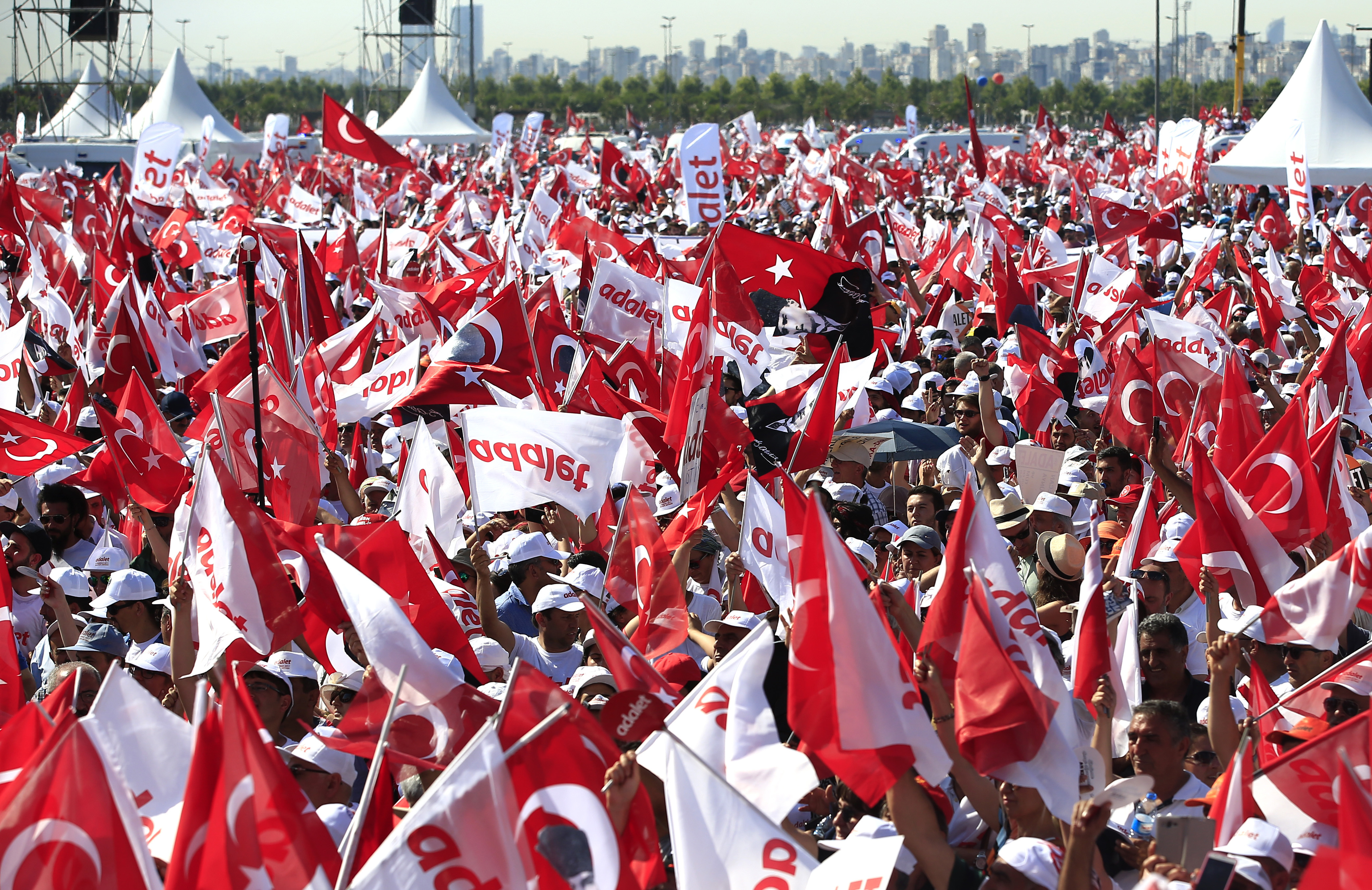 Стотици хиляди протестират срещу Ердоган