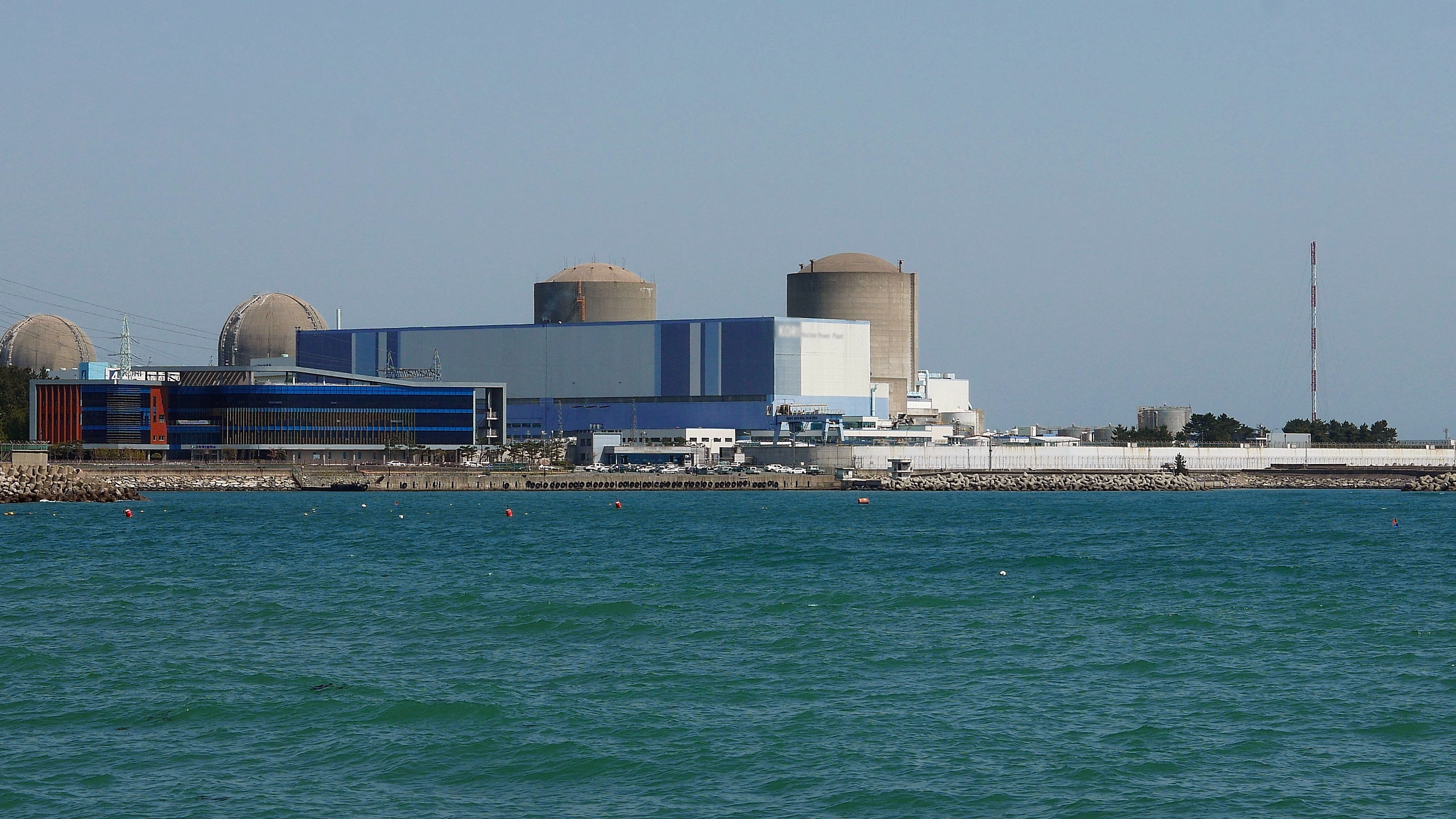 Франция затваря 17 ядрени реактора до 2025 г.
