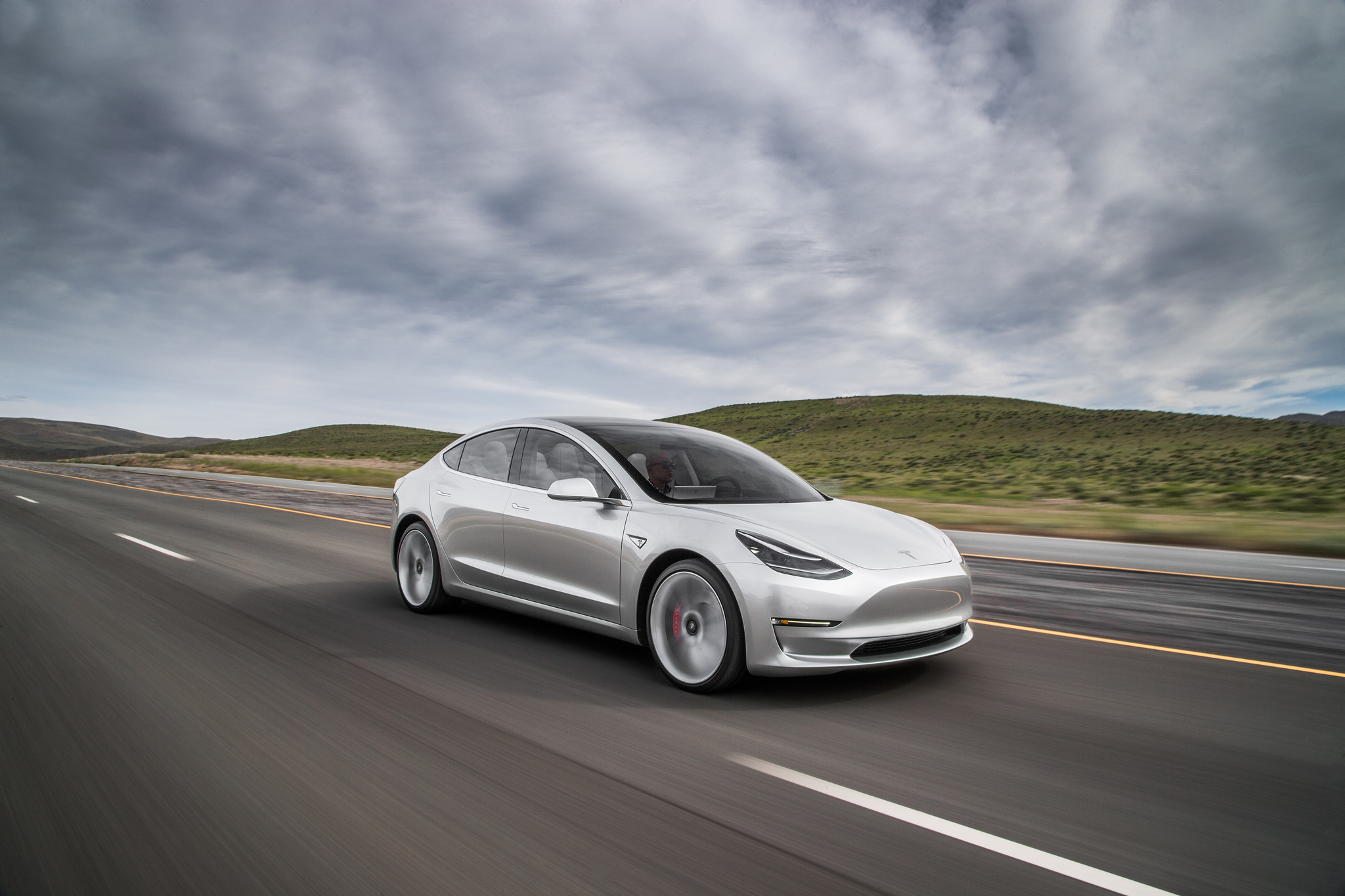 Tesla Model 3 измина 830 км с едно зареждане
