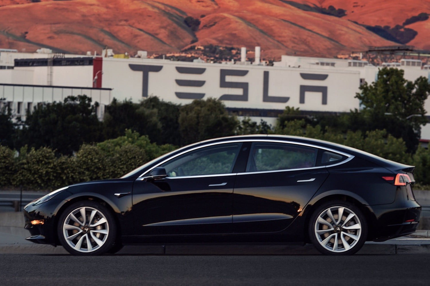Първият Tesla Model 3 слезе от конвейера