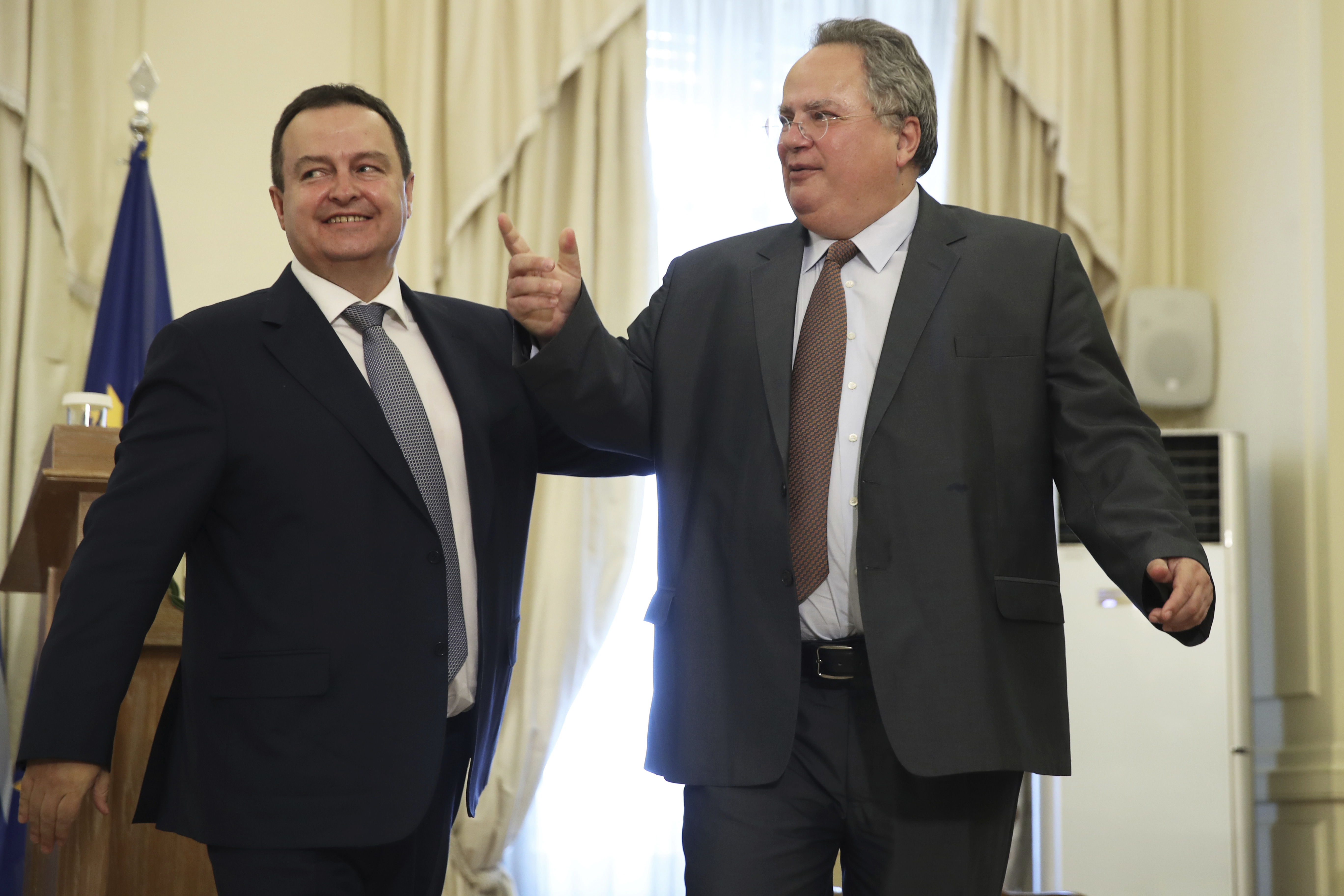 Външните министри на Сърбия Ивица Дачич /вляво/ и на Гърция Никос Кодзиас по време на срещата им в Атина