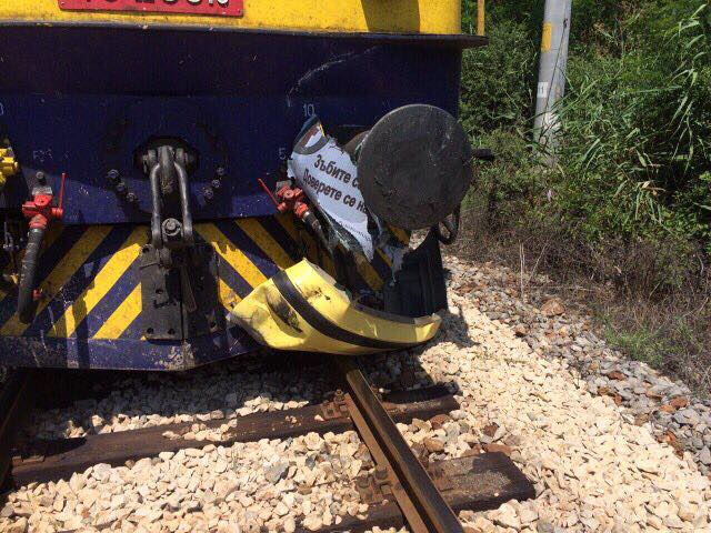 Кола пламна, ударена от влак на прелез, има загинал