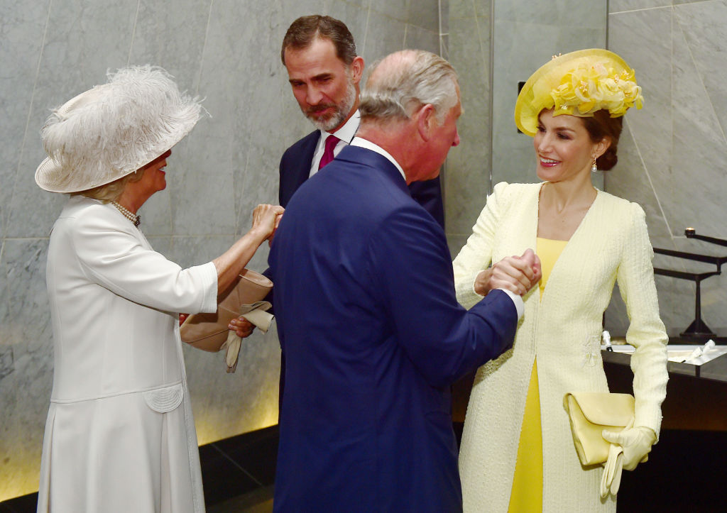 Кралица Летисия и крал Филип се срещат с принц Чарлз и Камила