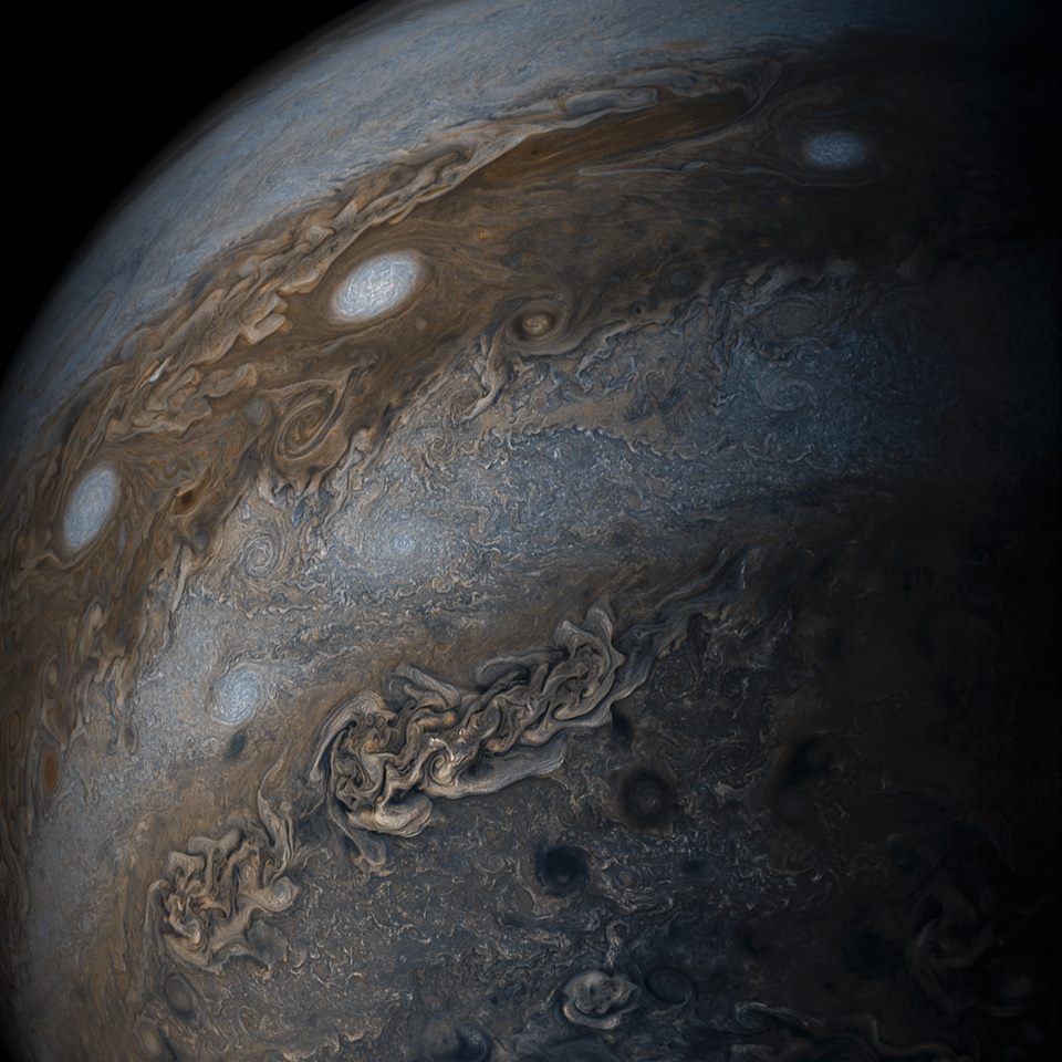 Juno засне и други части на Юпитер
