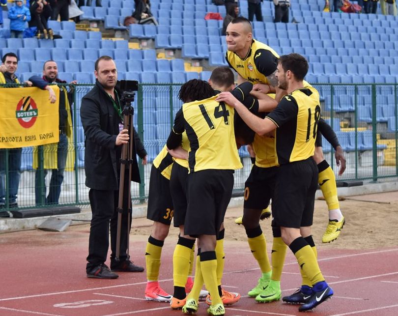 Футболистите на ”Ботев” (Пловдив) при 1:1 срещу ”Бейтар” в Лига Европа