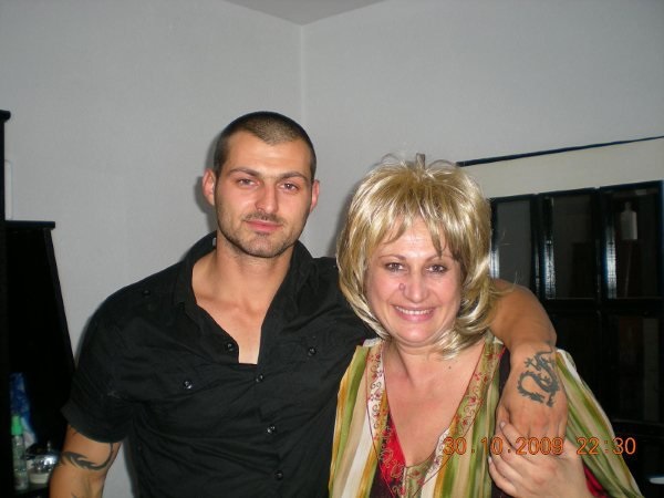 Снимка архив: Боби Райнов и майка му преди убийството