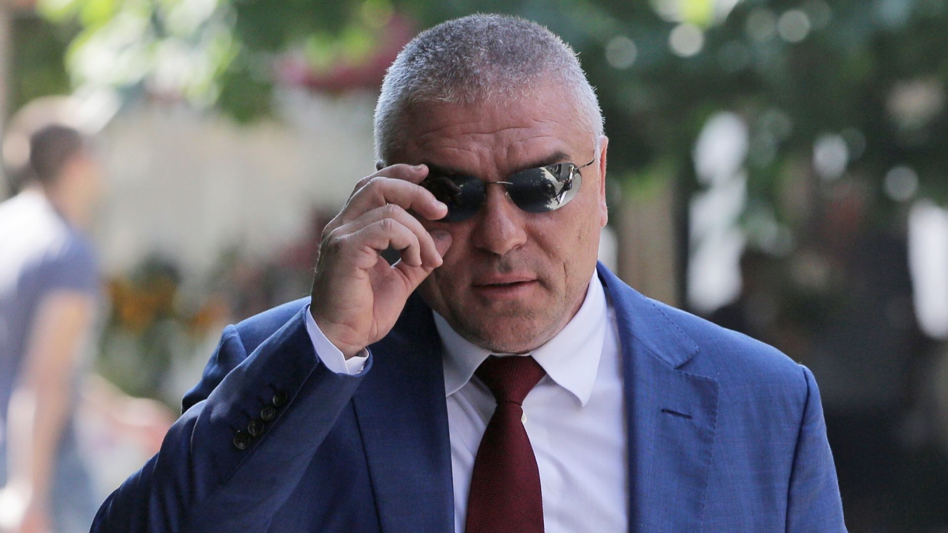Български депутат грабна лопатата и пълни дупки по улиците