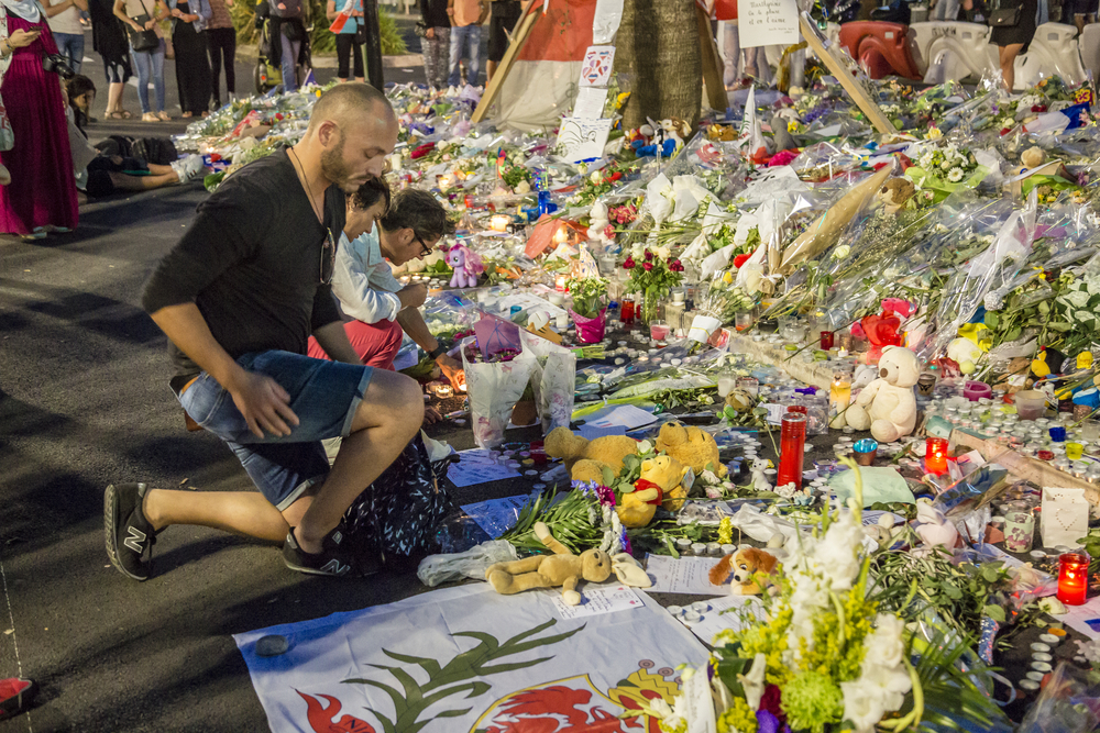 Ница, мястото на престъплението, юли 2016 - поклон пред паметта на загиналите