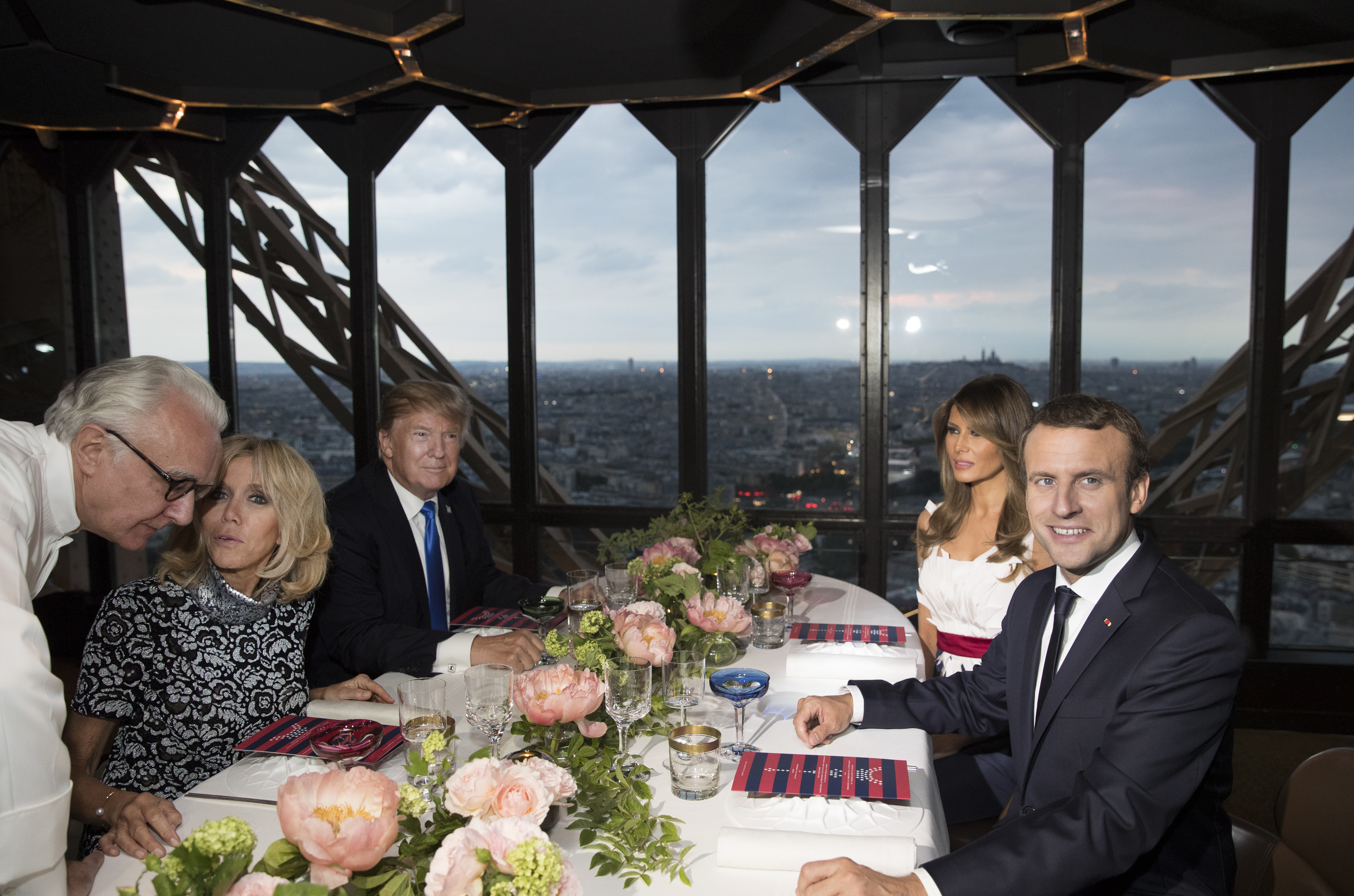 Еманюел Макрон и Брижит Макрон посрещнаха Доналд Тръмп и Мелания Тръмп на вечеря в Айфеловата кула