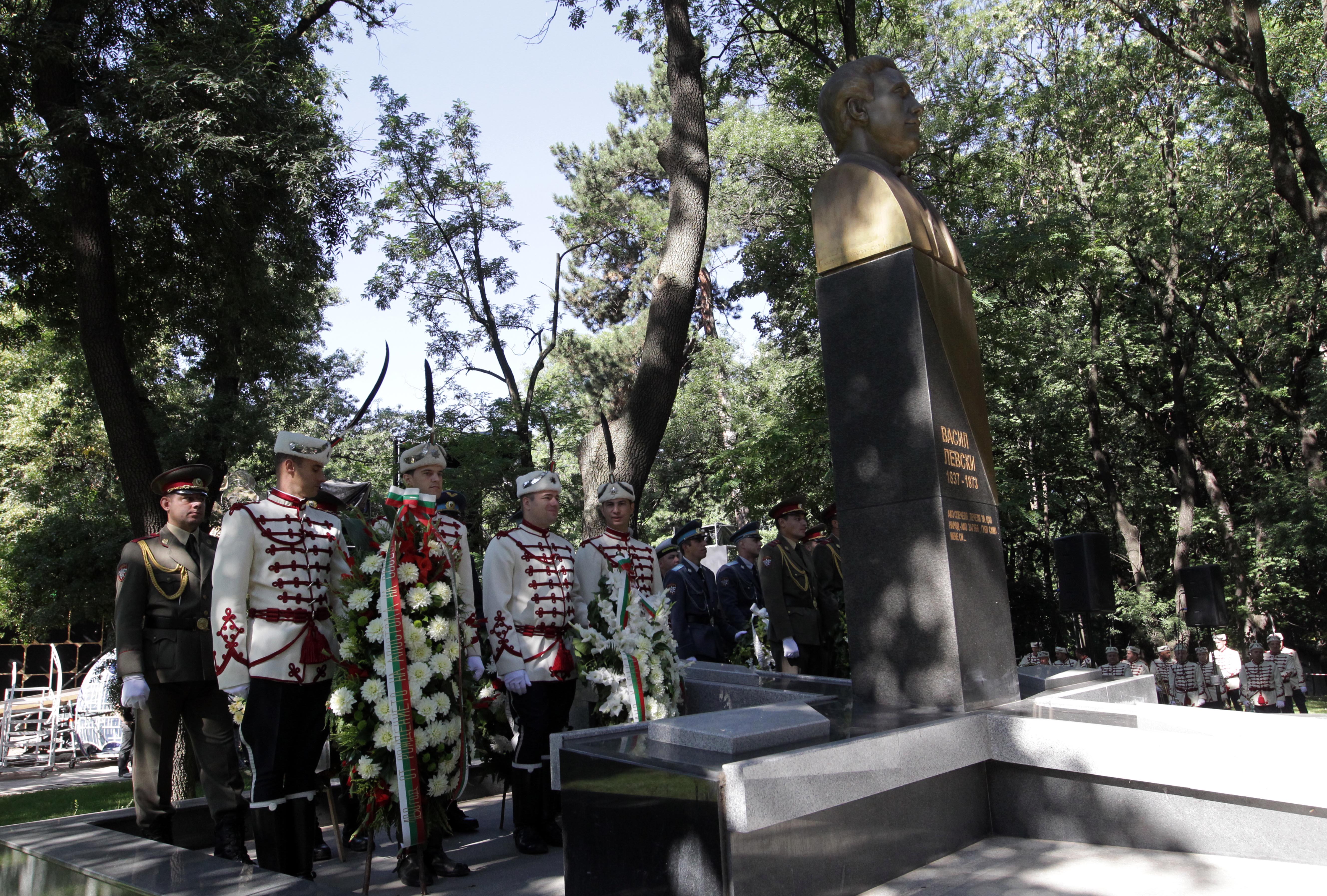 Освещаване на паметника на Васил Левски в парка на Военната академия