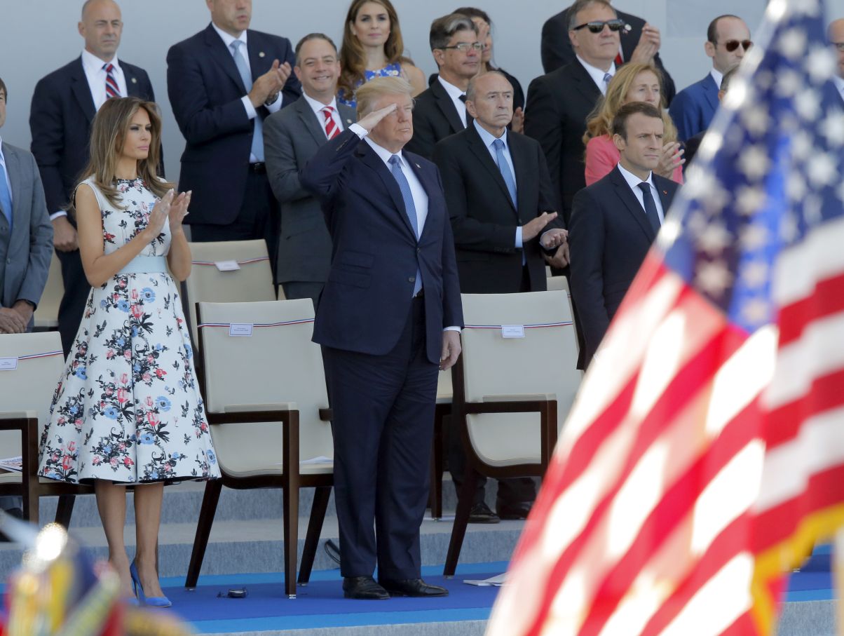 Президентът на САЩ Доналд Тръмп и съпругата му наблюдаваха парада