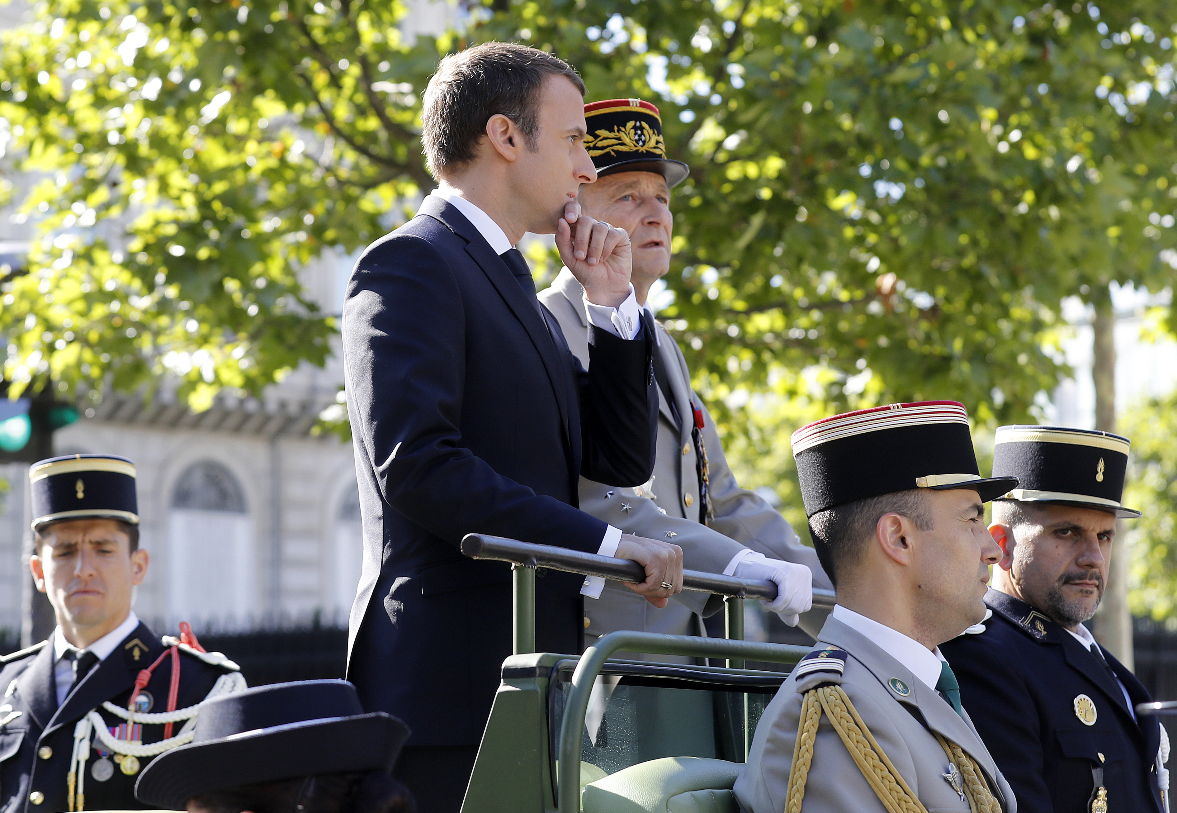 Еманюел Макрон в автмобила по време на честванията на националния празник на Франция