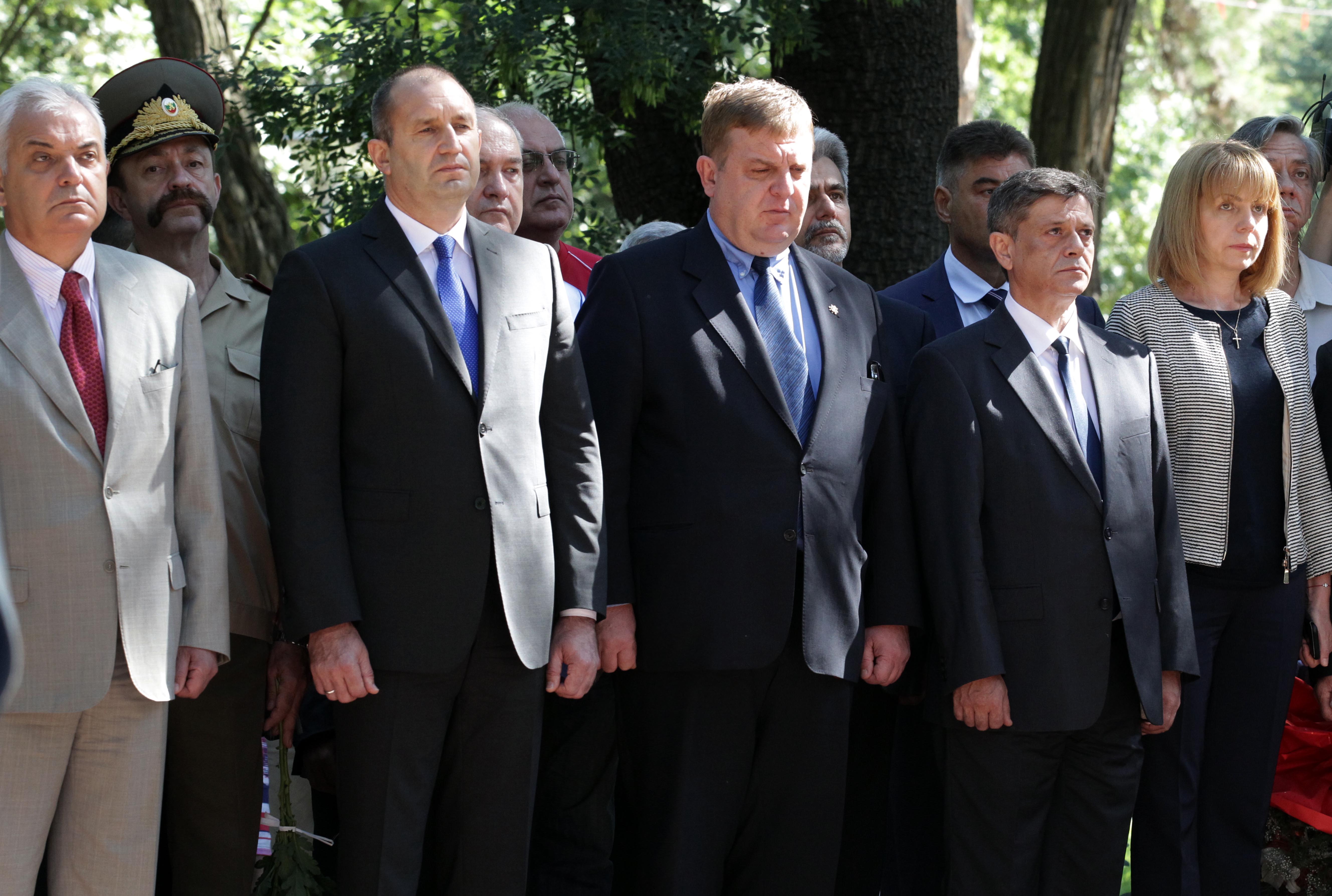Министърът на отбраната Красимир Каракачанов, президентът Румен Радев и столичният кмет Йорданка Фандъкова на откриване на памет