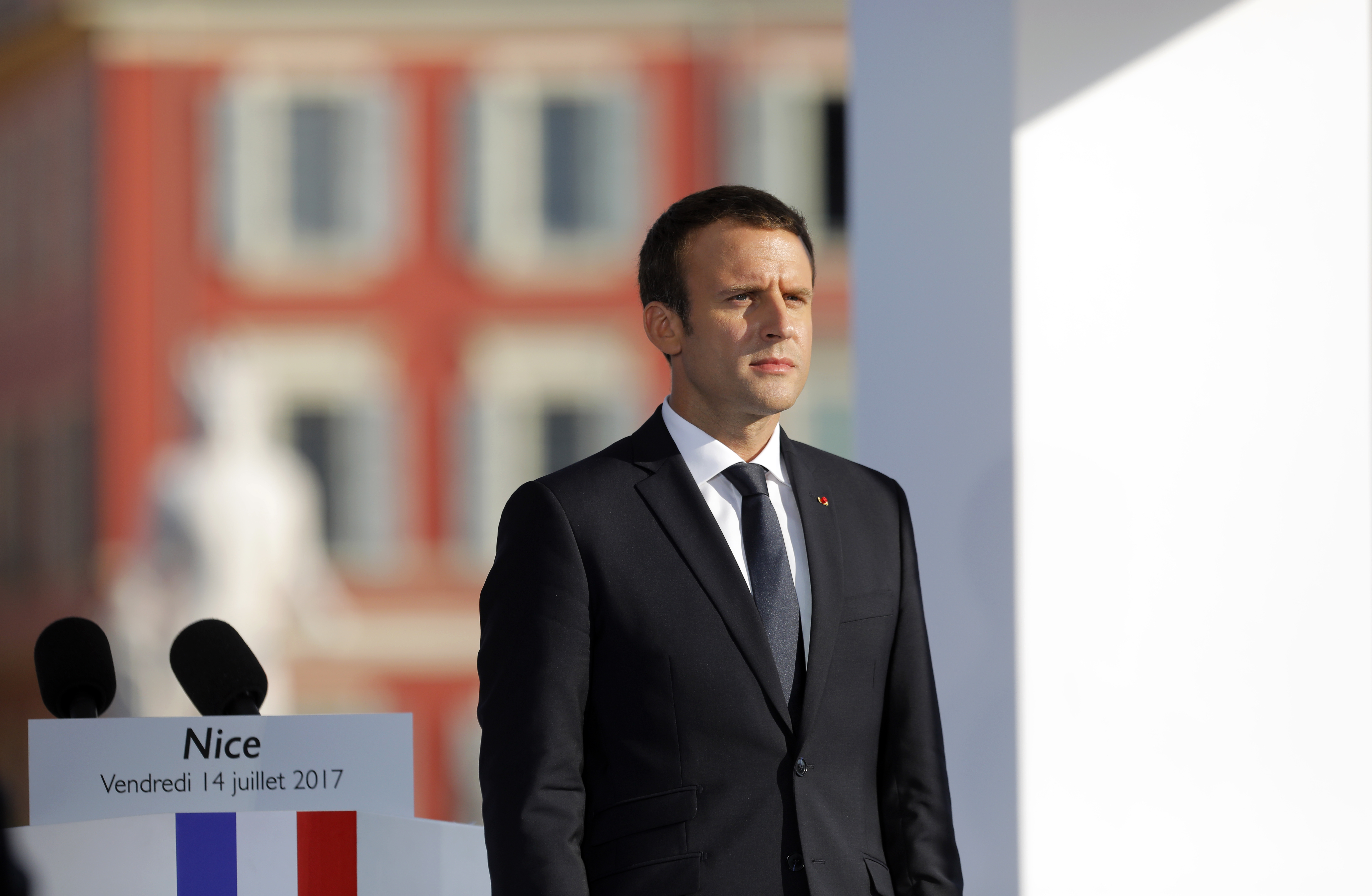 Еманюел Макрон почете жертвите от атентата в Ница