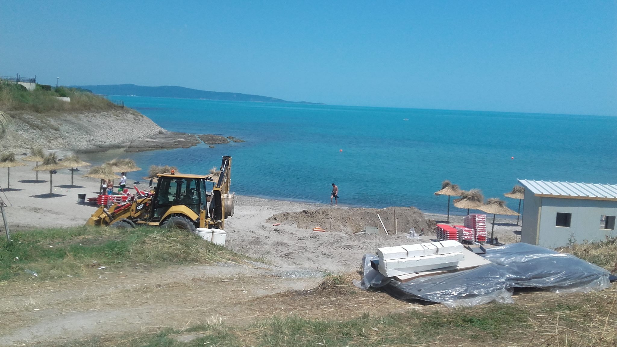 Неотдавна Гюров публикува снимка как поставят септична помпа на плажа Мечата дупка в Лозенец