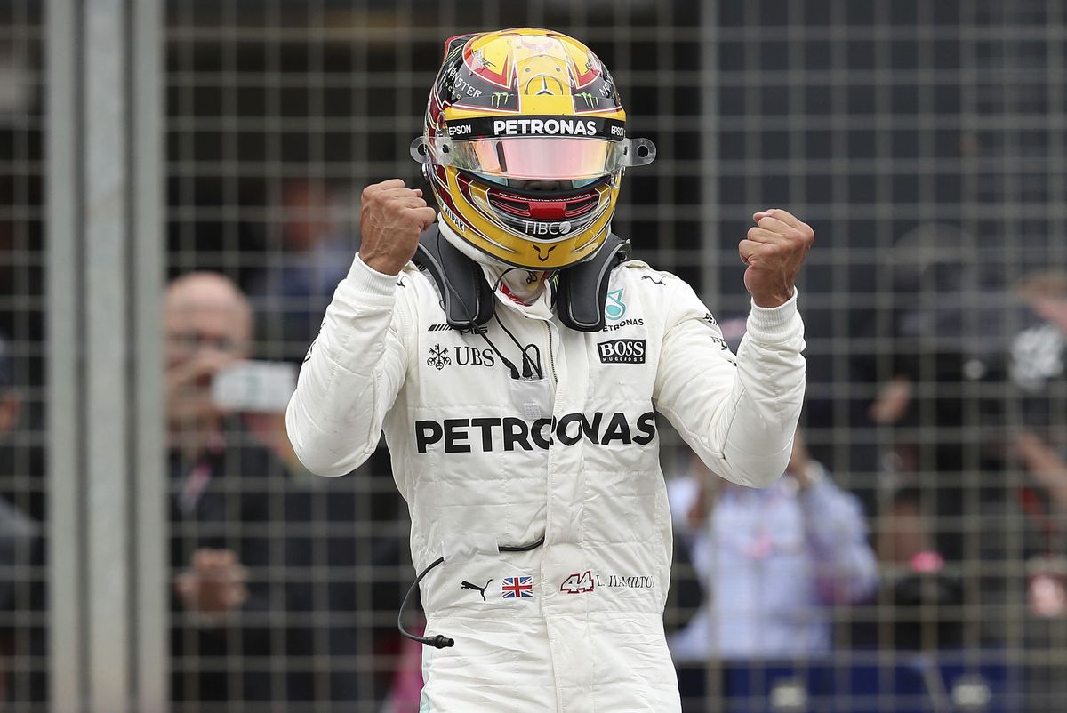 Люис Хамилтън ще стартира първи на ”Силвърстоун” във Формула 1