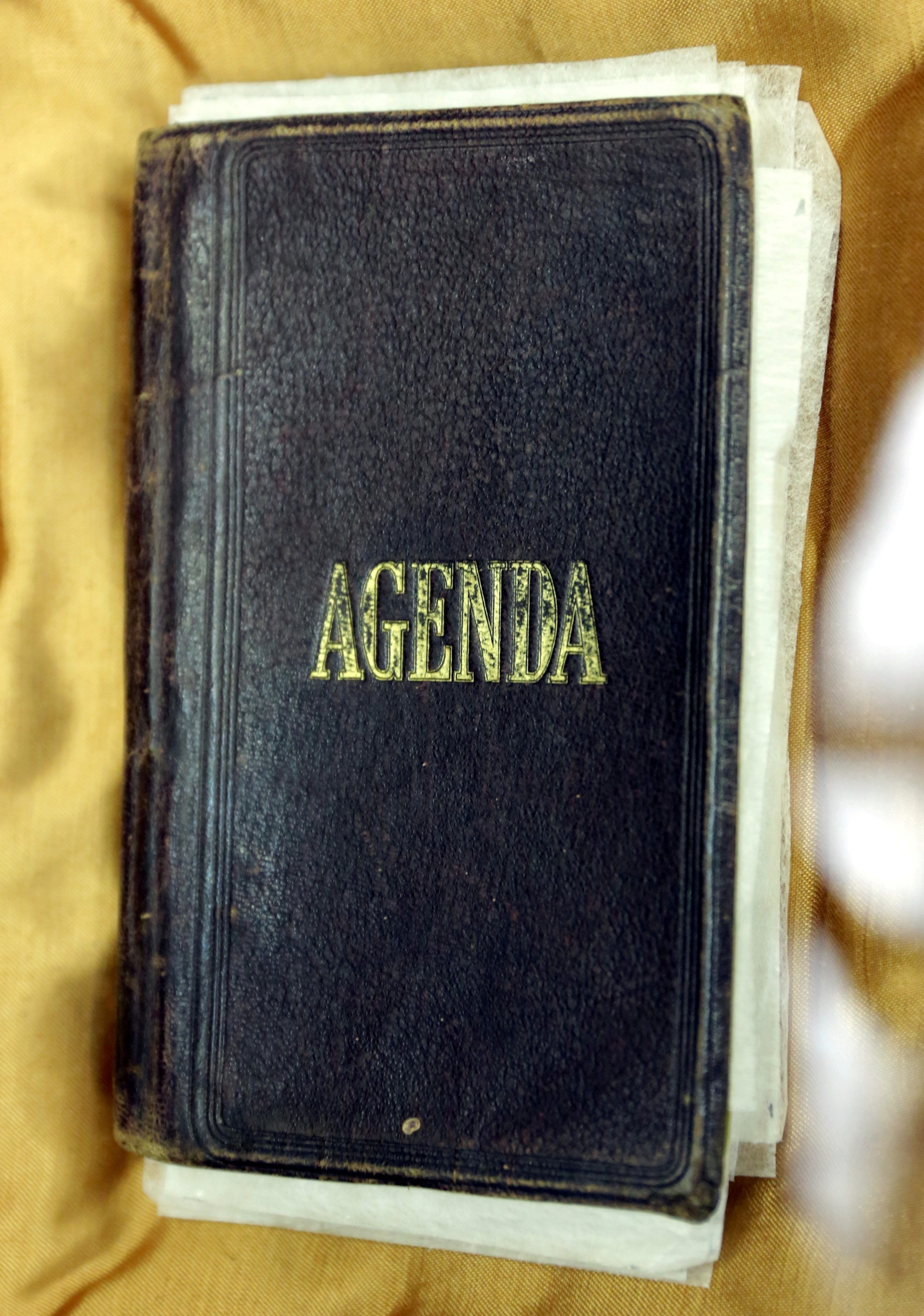 Тефтерчето на Левски е с коричен надпис ”Agenda” на латински /в превод ”дневен ред”-бел.ред./