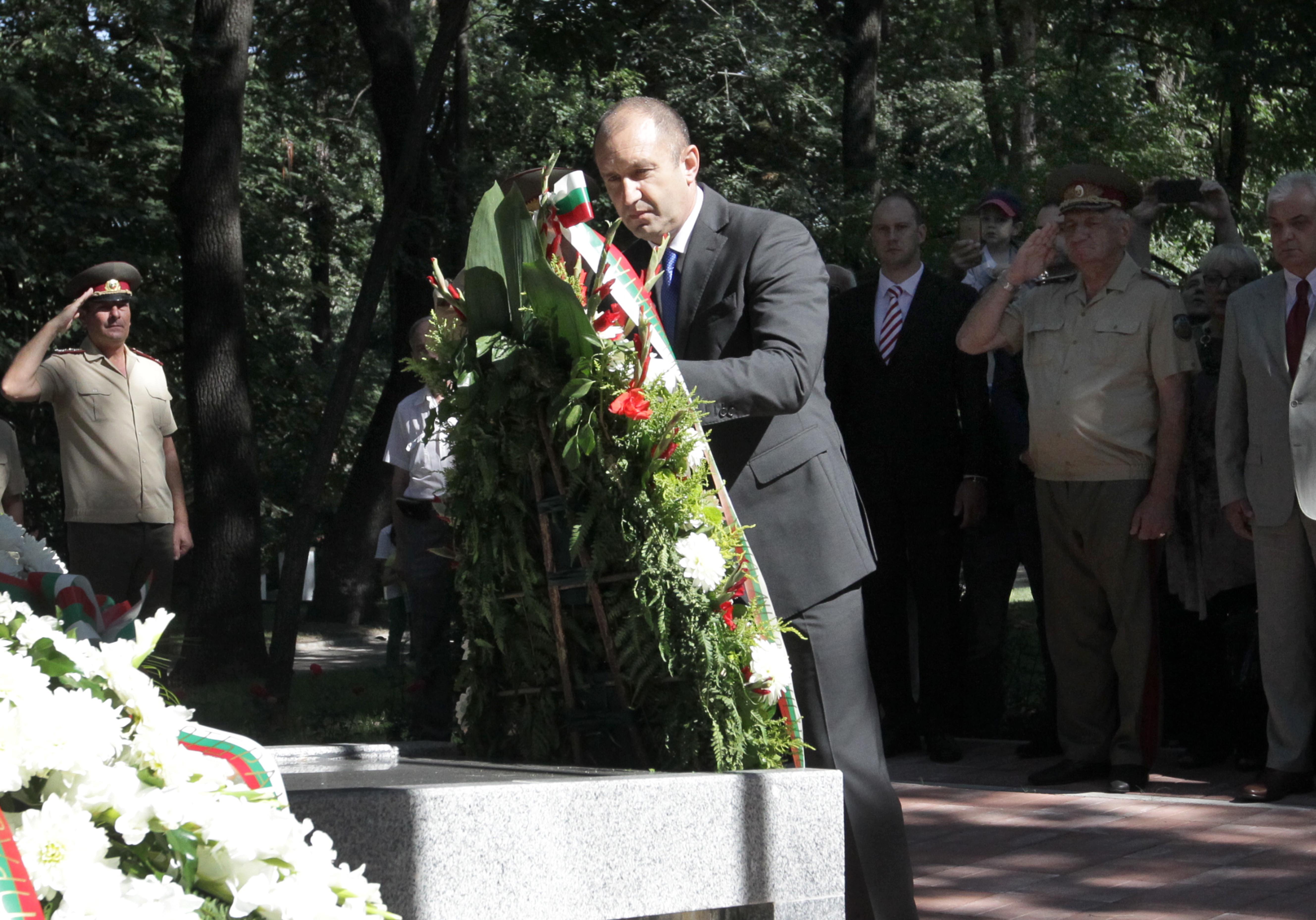 Президентът Румен Радев  участва в тържествената церемония по освещаване на паметника на Васил Левски в парка на Военната академ