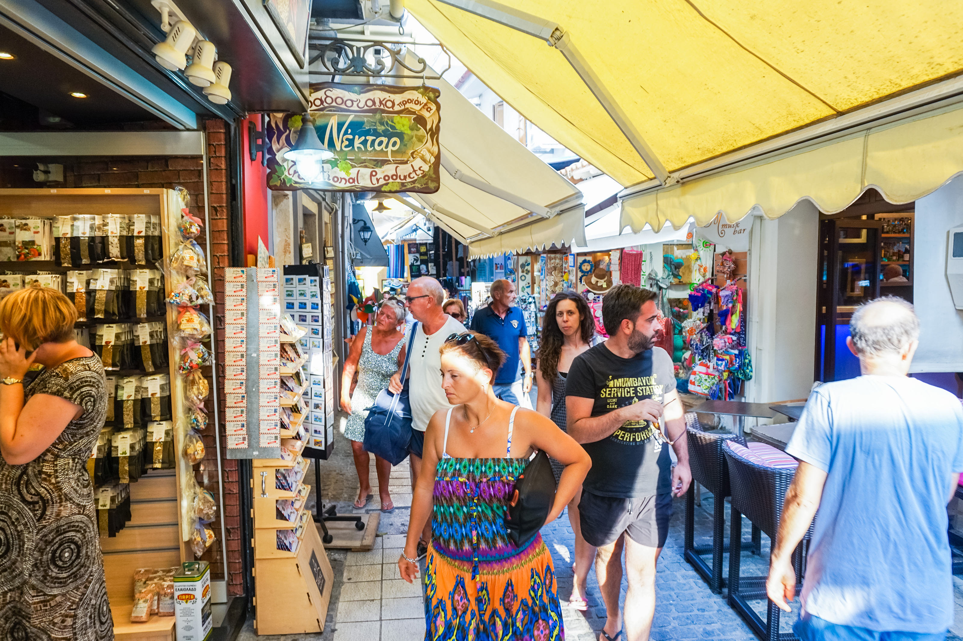 Малките магазини за сувенири, дрехи и др. в Гърция печелят добре в туристическия сезон