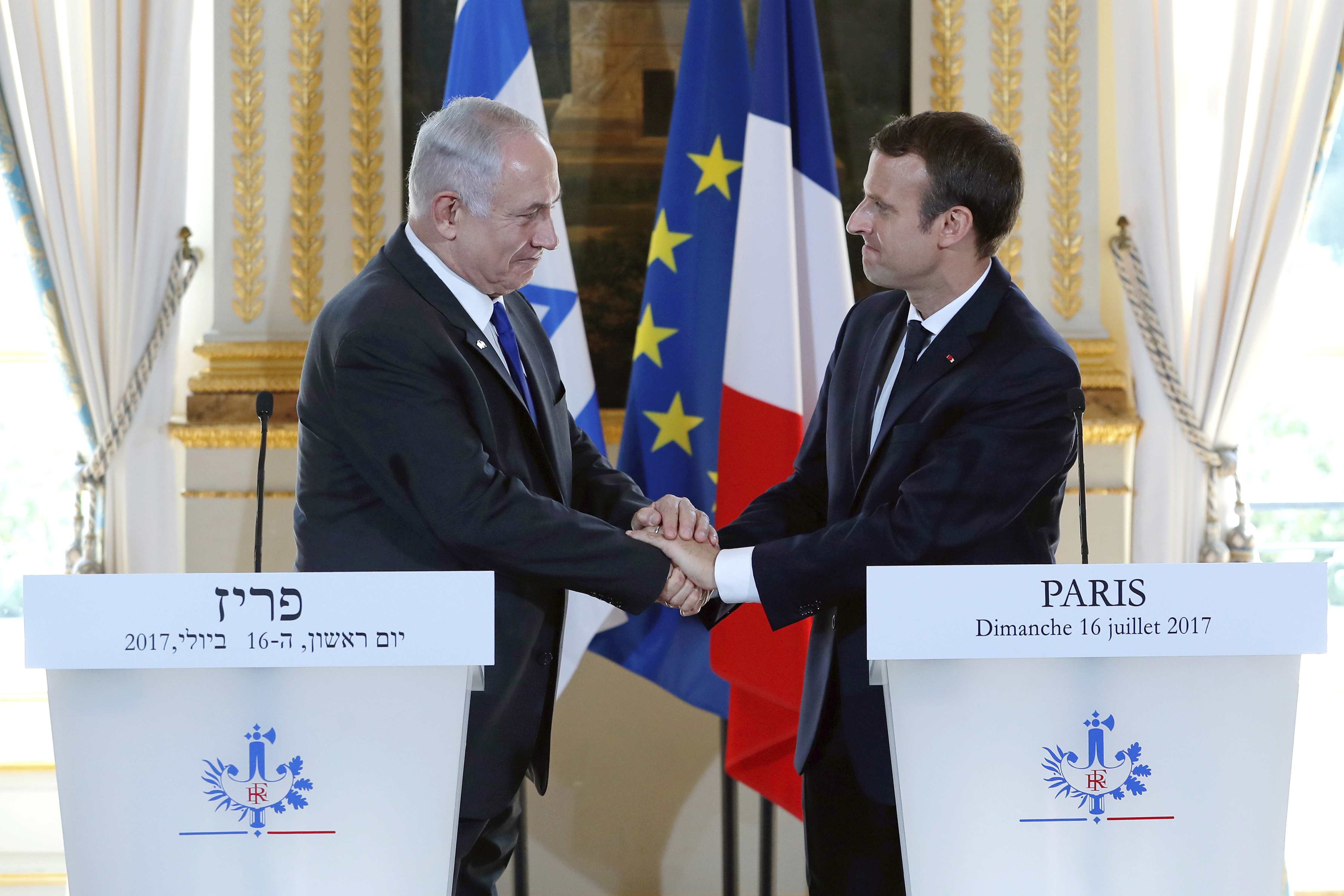 Израелският премиер Нетаняху /вляво/ и френският президент Макрон по време на срещата им в Париж