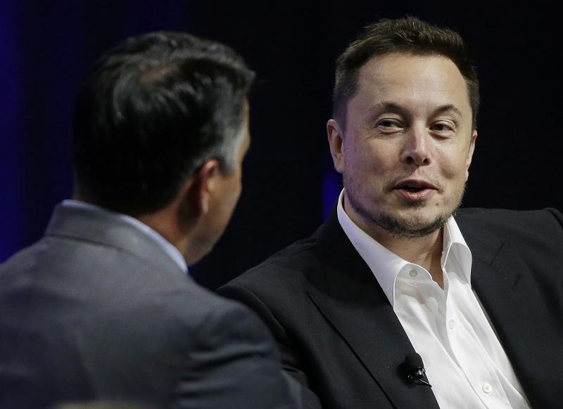 Акциите на Tesla се сринаха с 5%