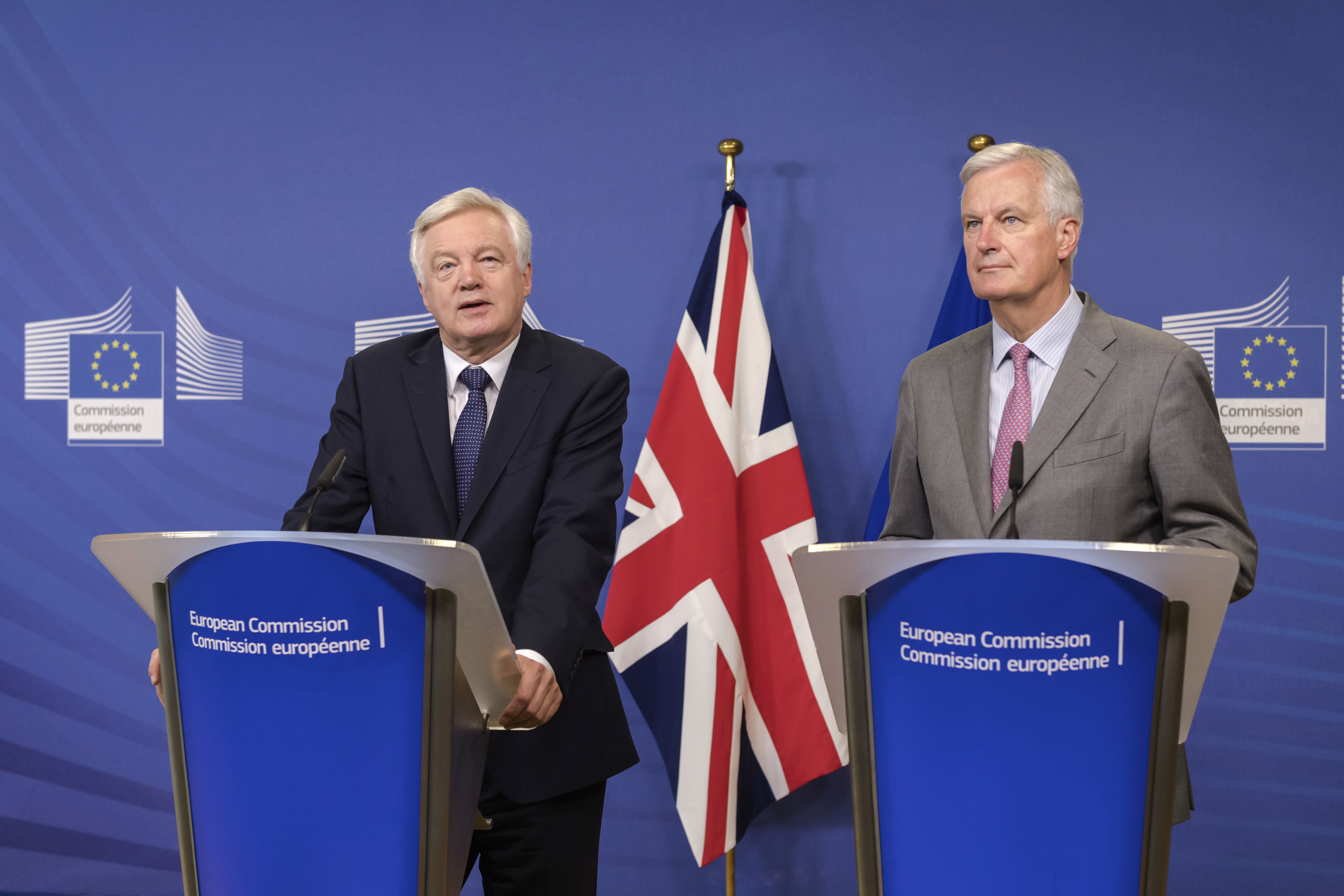 Дейвид Дейвис и Мишел Барние (вдясно) започнаха преговорите по същество за Брекзит