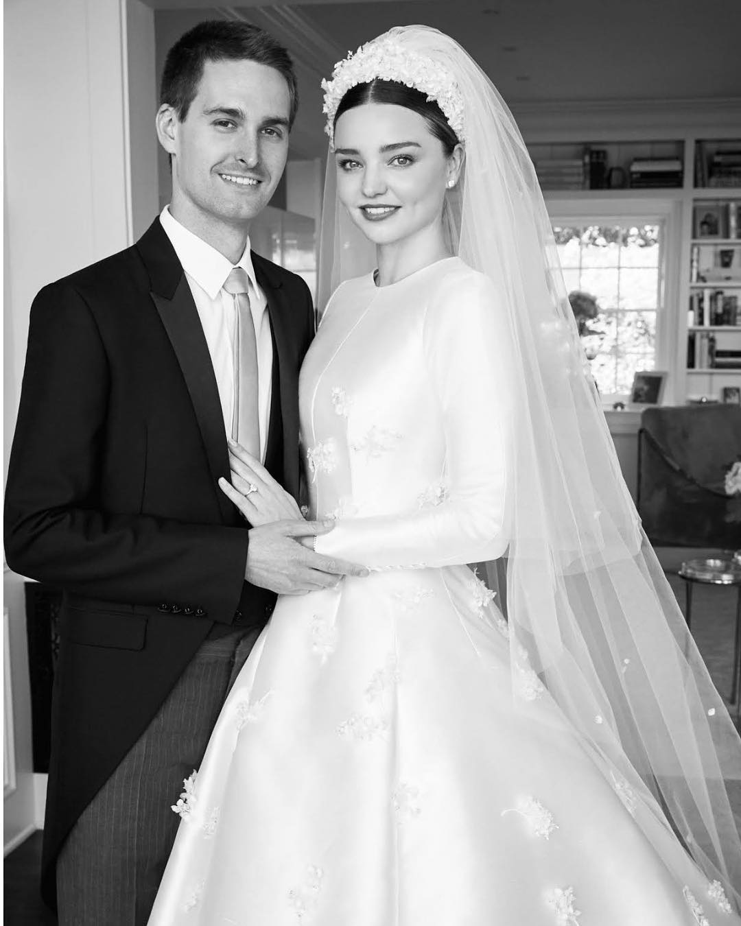 Миранда Кер показа сватбената си рокля в стил Грейс Кели
