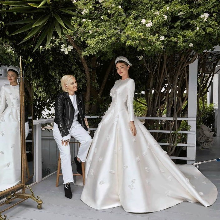 Дизайнерката Мария Грация Киури и Миранда Кер в сватбената си рокля