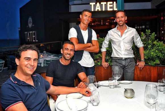 Роналдо с приятели в любимия си ресторант в Ибиса