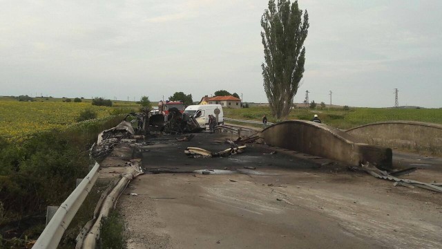 Водачът на обърнала се цистерна е изгорял в нея