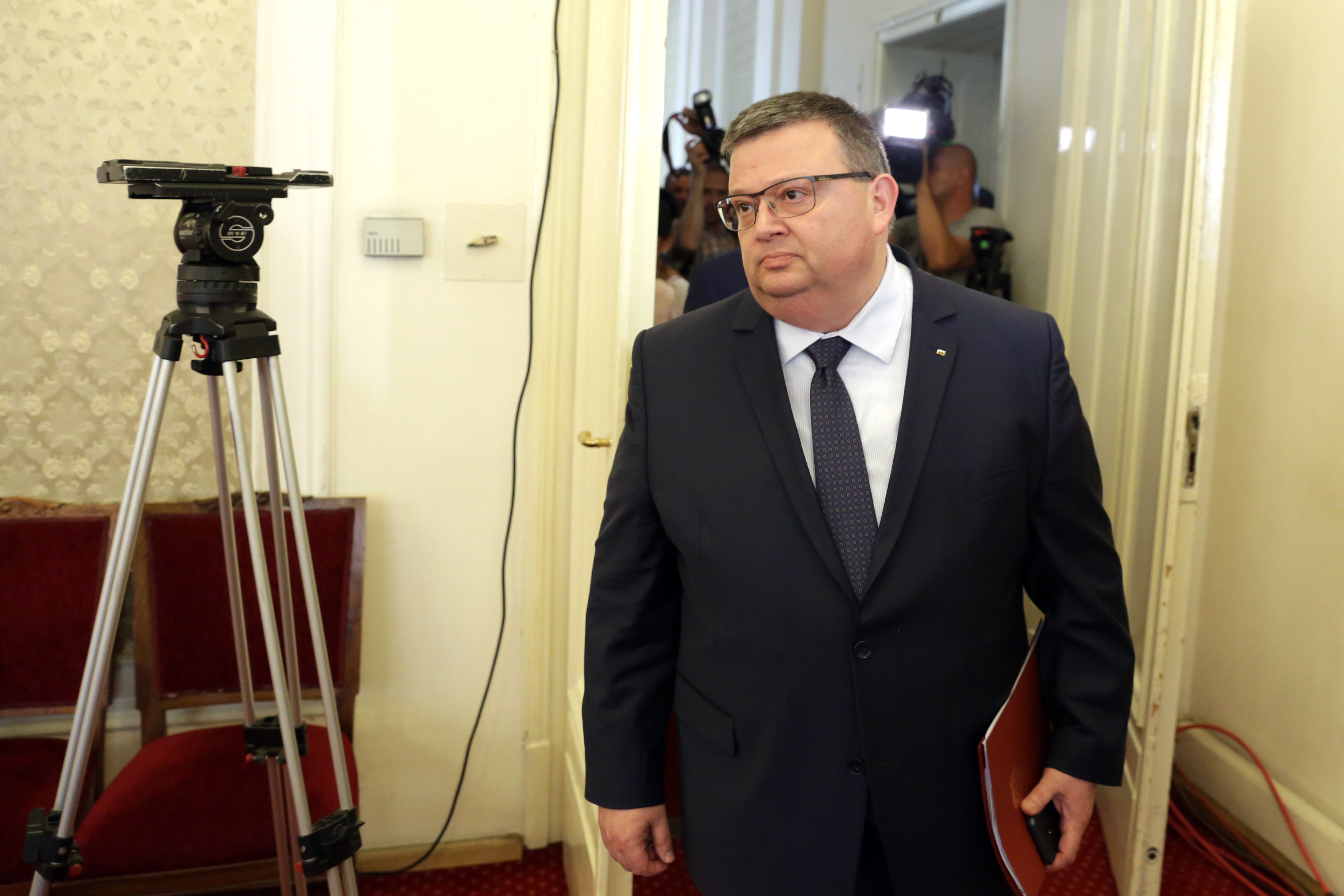 Сотир Цацаров иска депутатската защита на Живко Мартинов