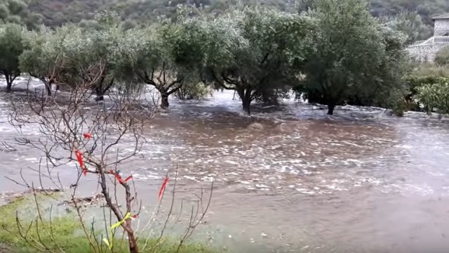 Толкова обилни валежи са нетипични за разгара на сезона в Гърция