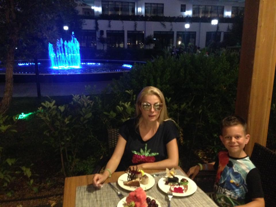 Венета Райкова със сина си в Турция