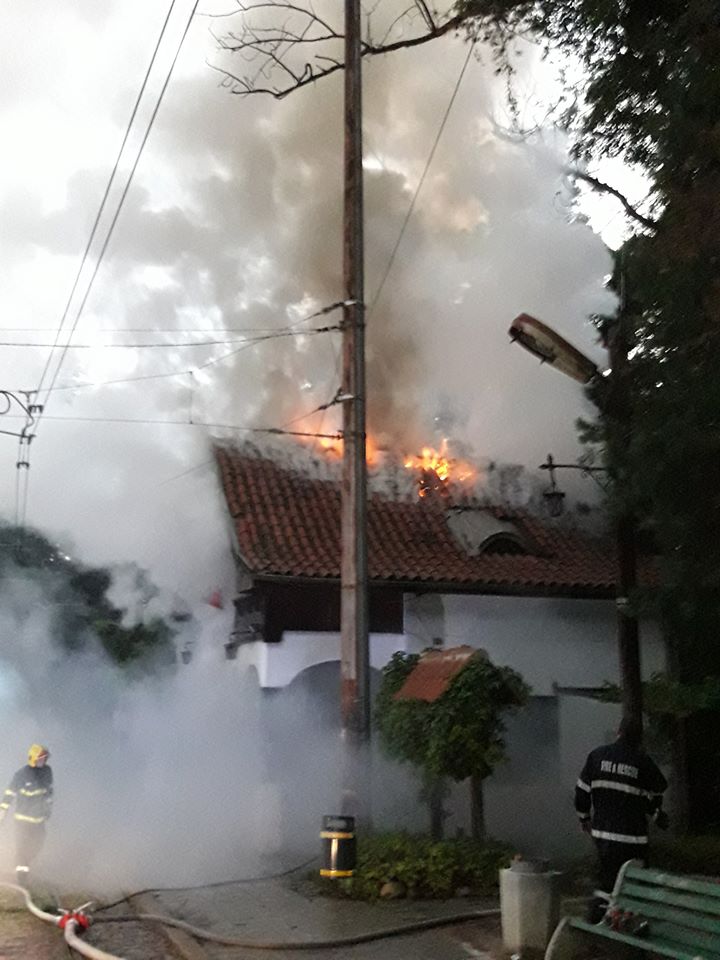 Изгоря покривът на спирка на трамвайна спирка Вишнева в Лозенец