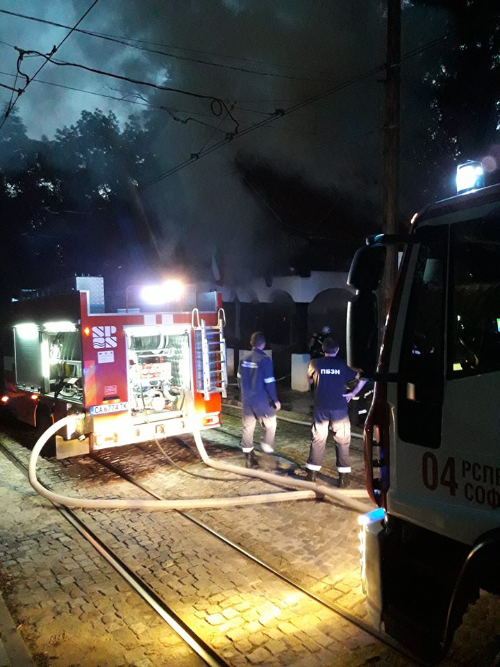 Изгоря покривът на спирка на трамвайна спирка Вишнева в Лозенец, София