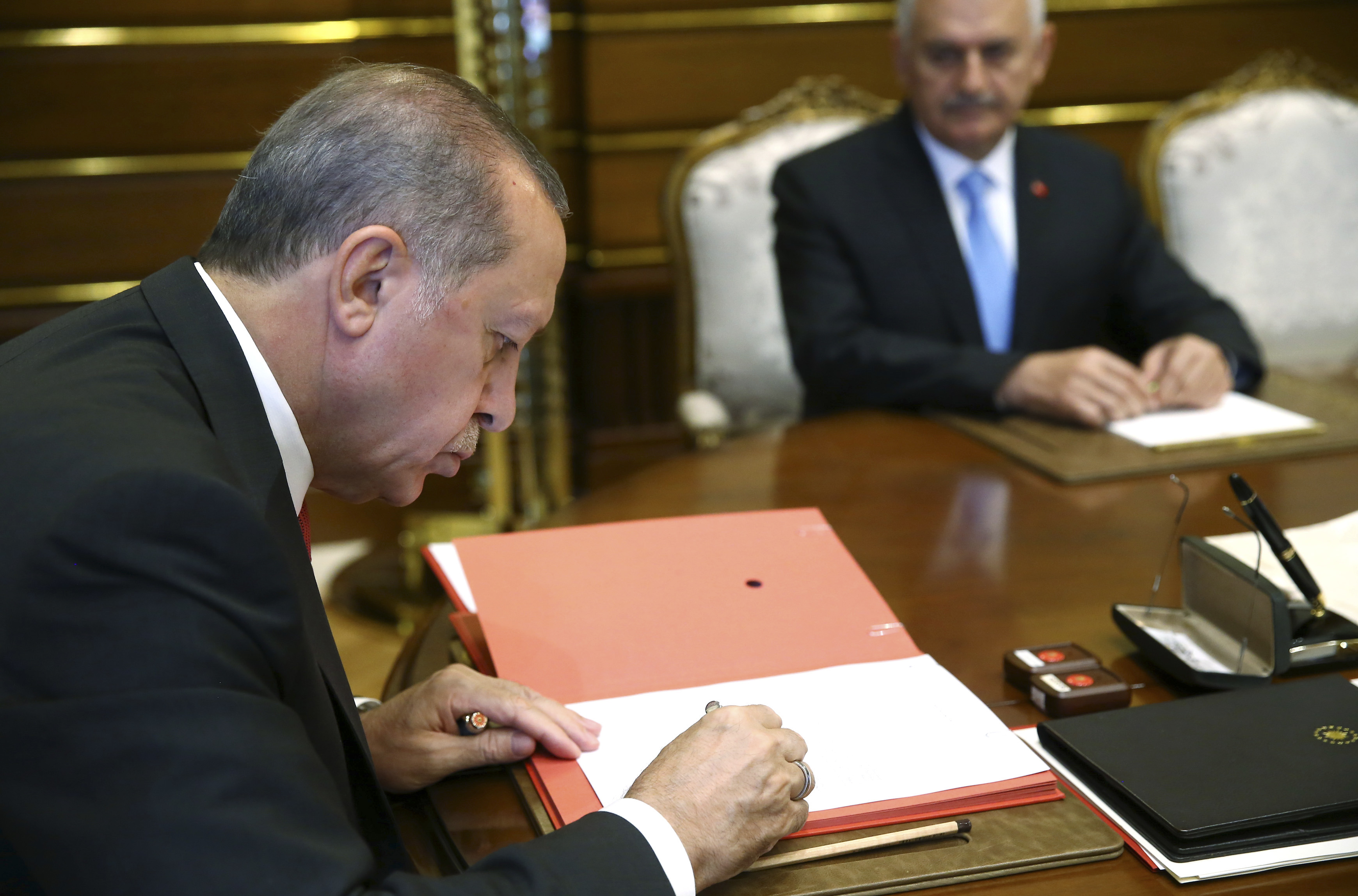 Реджеп Ердоган разписва назначаването на новите министри