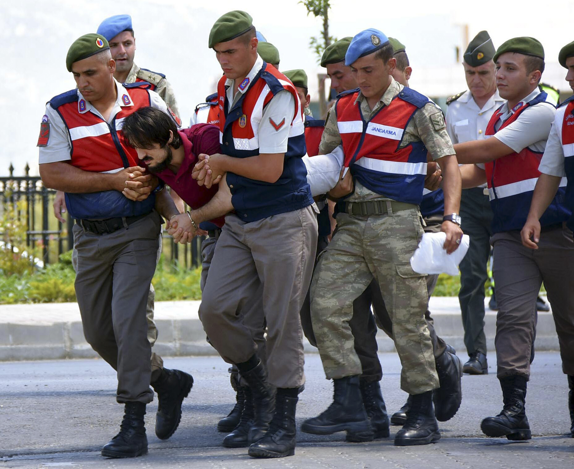 Турски военни конвоират Халдун Гюлмез, бивш офицер, обвинен, че е искал да убие Ердоган при пуча