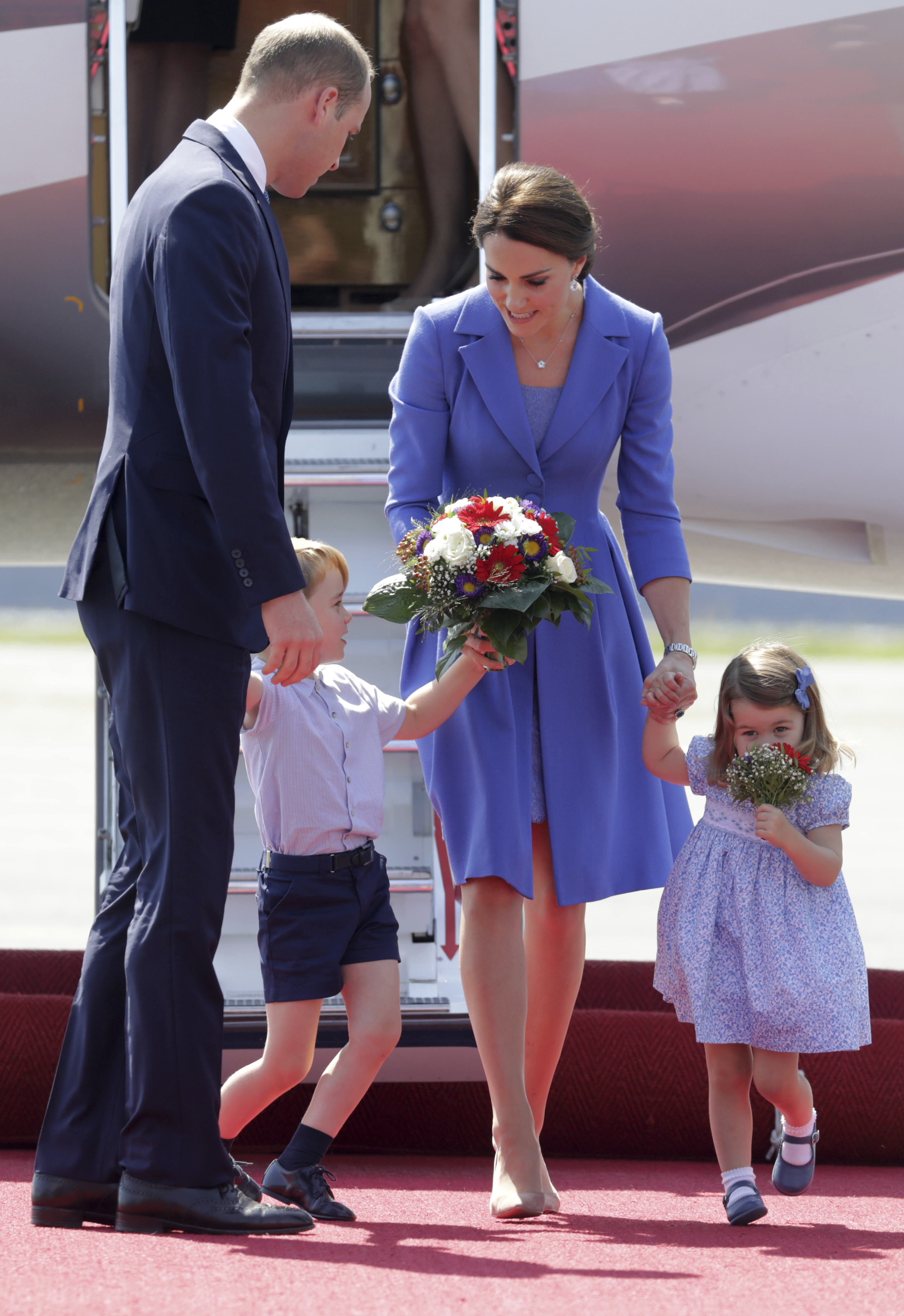 Принц Уилям, Катрин и децата им - принц Джордж и пренцеса Шарлот пристигат в Германия