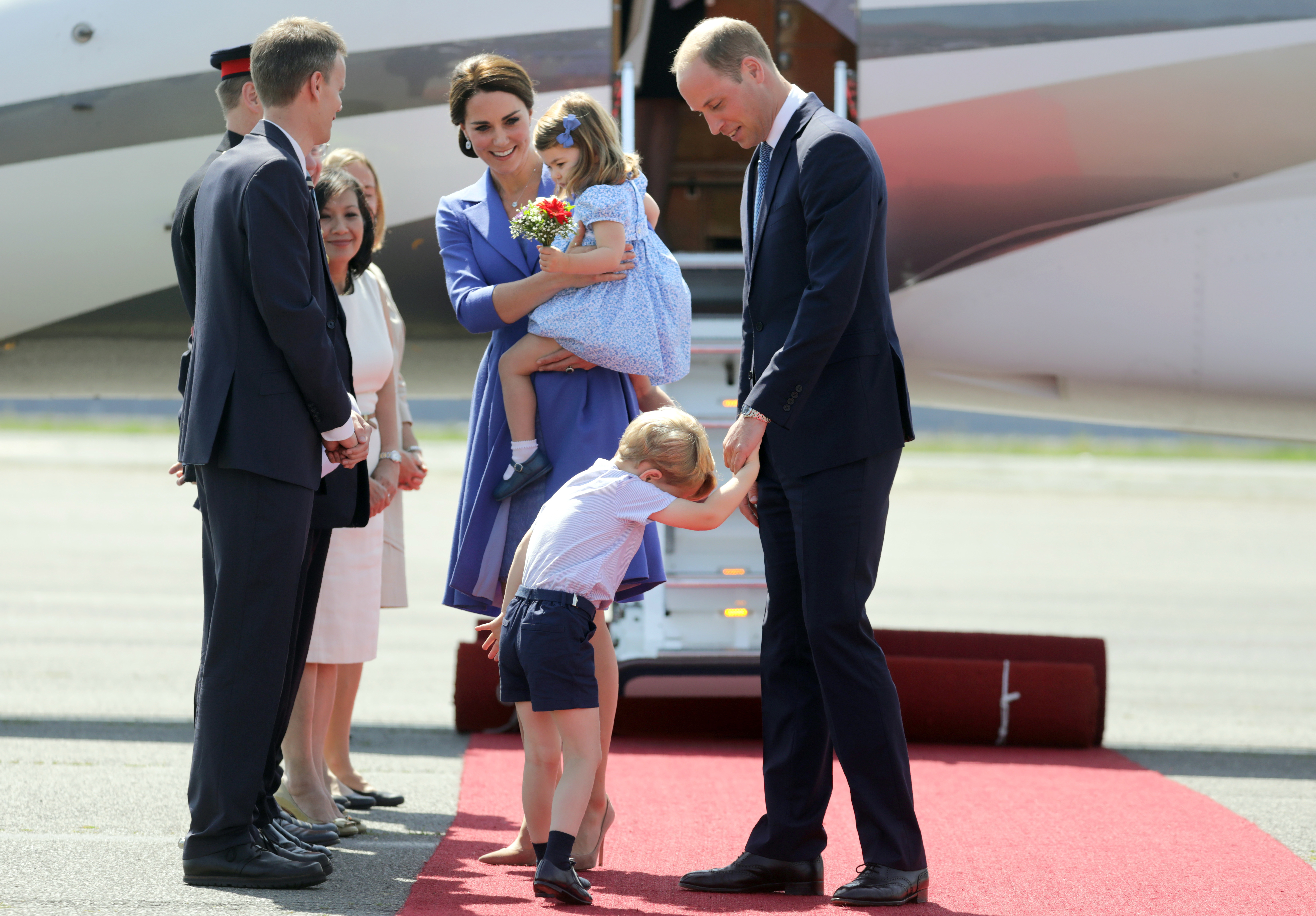 Принц Уилям, Катрин и децата им - принц Джордж и пренцеса Шарлот пристигат в Германия