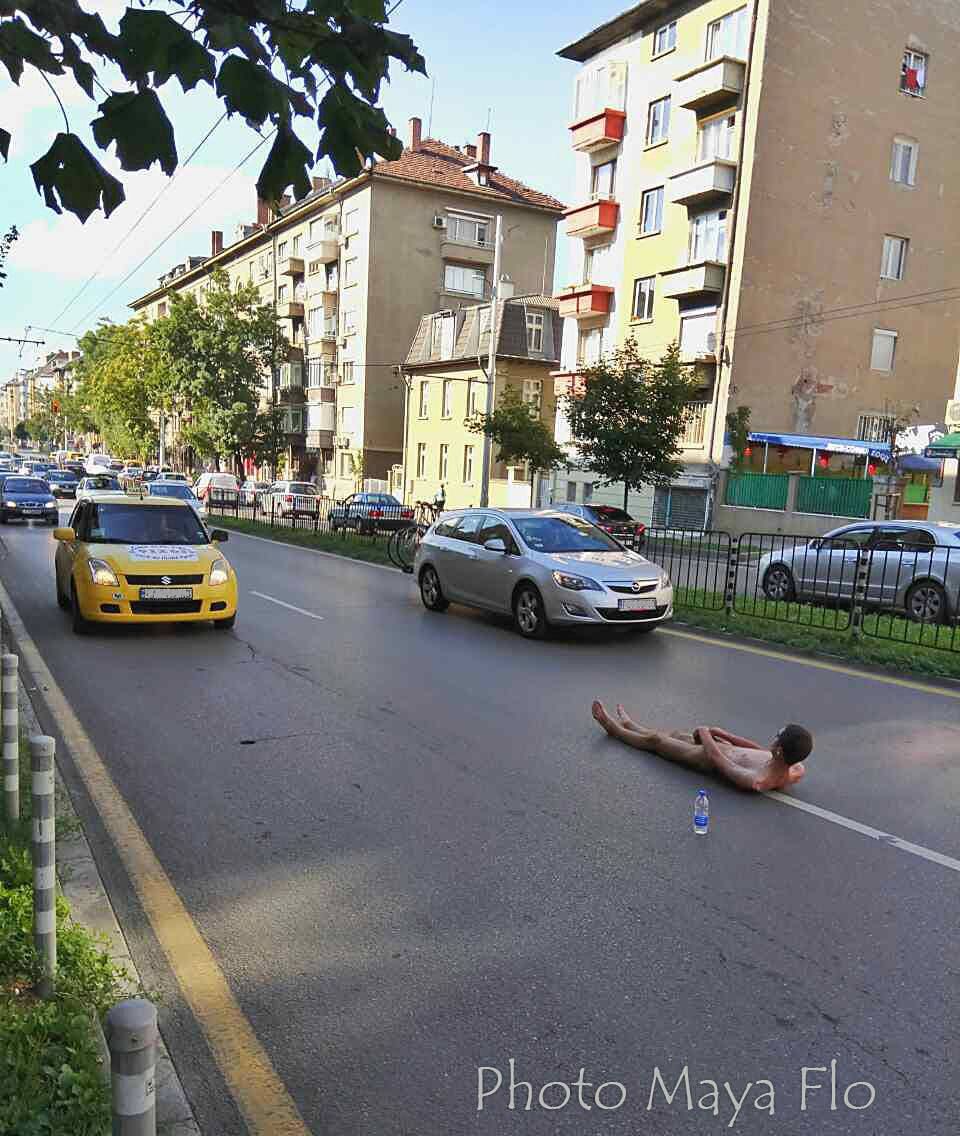 Гол мъж легна пред колите на бул. ”Васил Левски” в София