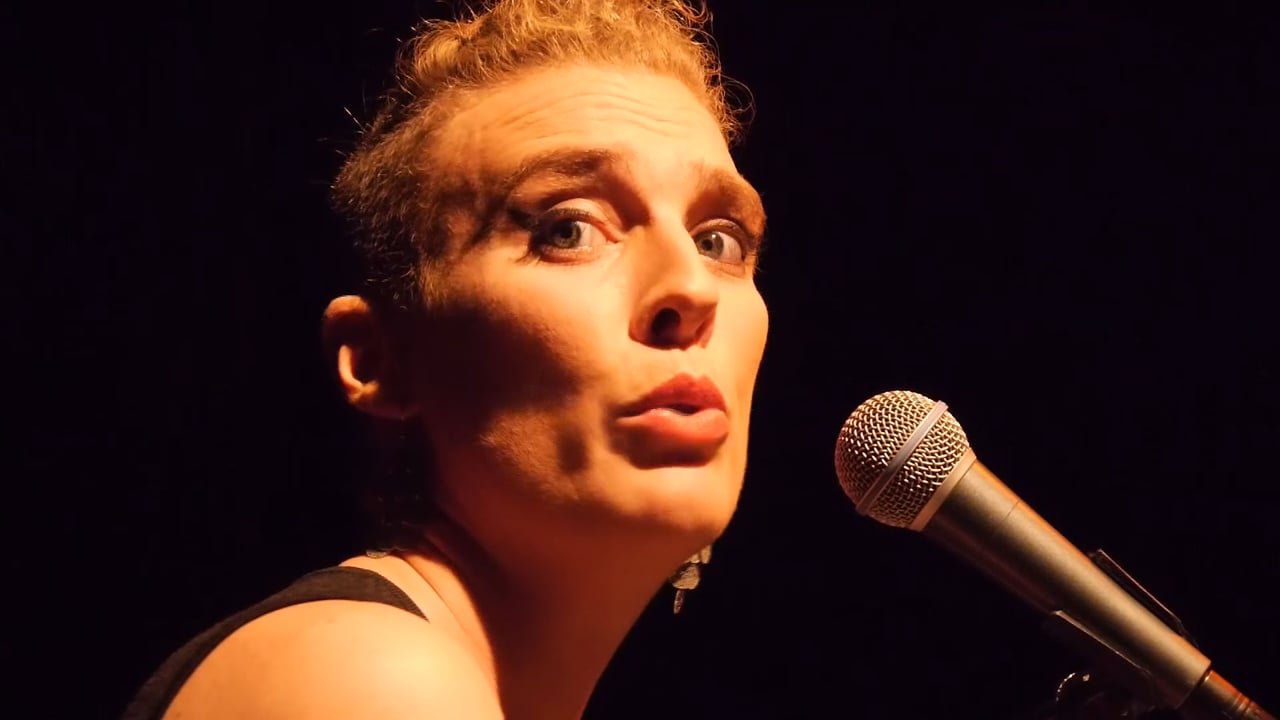Млада френска певица почина на сцената от токов удар