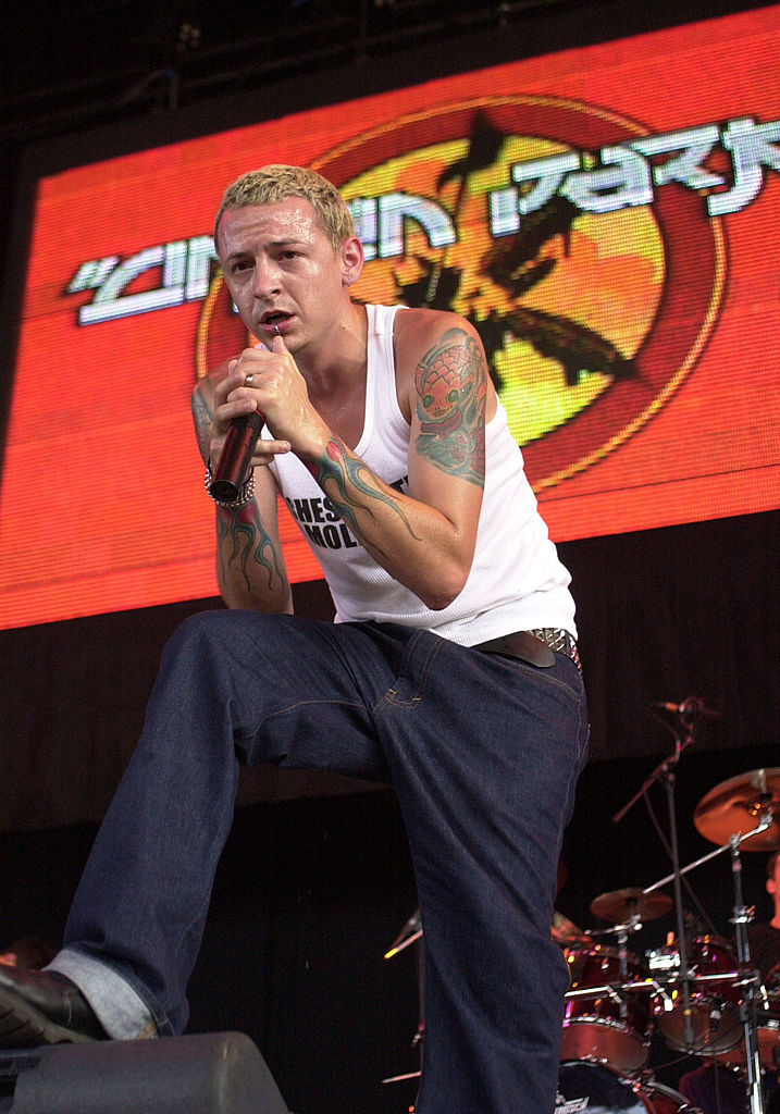 Вокалистът на Linkin Park Честър Бенингтън на сцената през 2001 г.